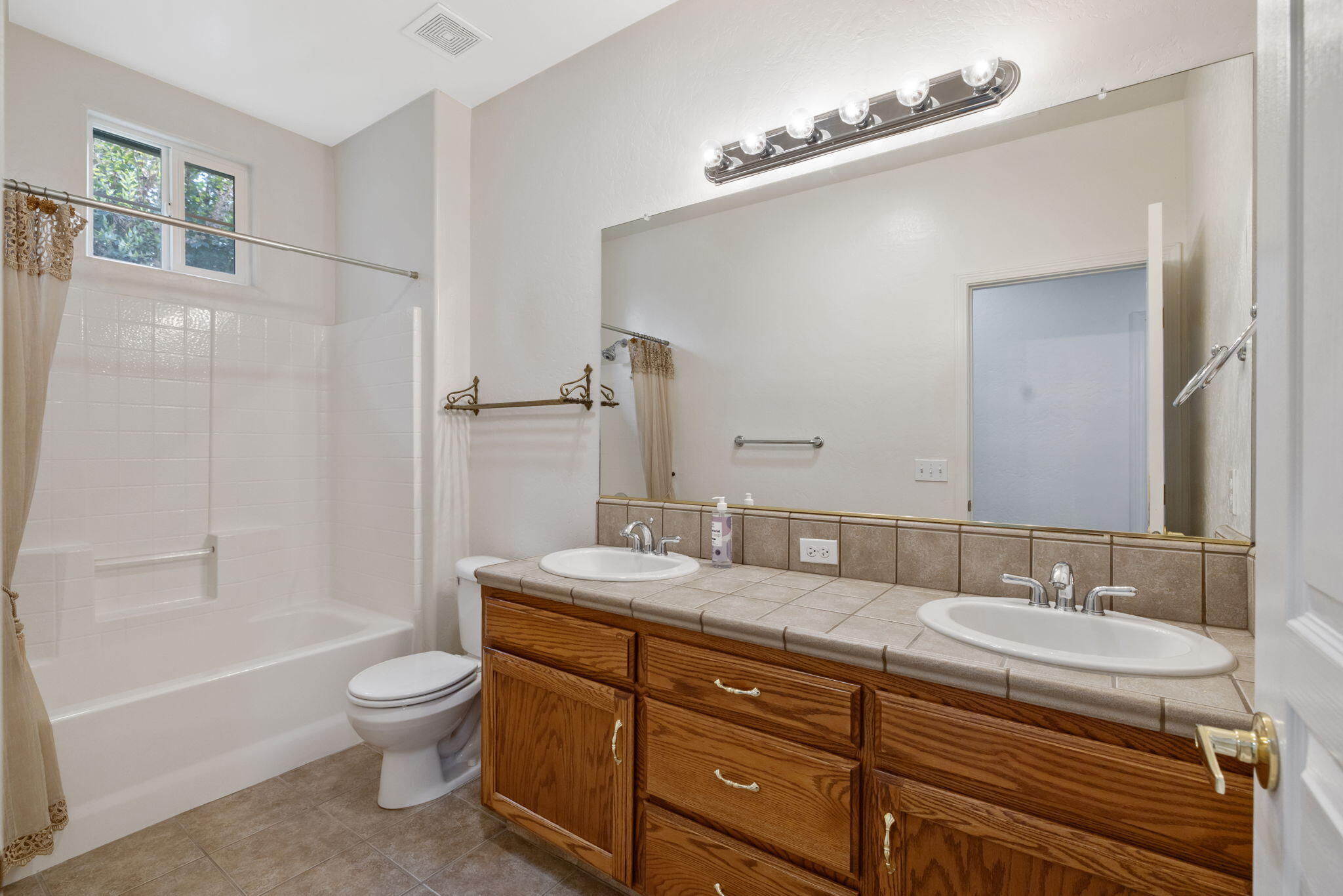 3011 S Tipton Ct, Visalia, CA 93292