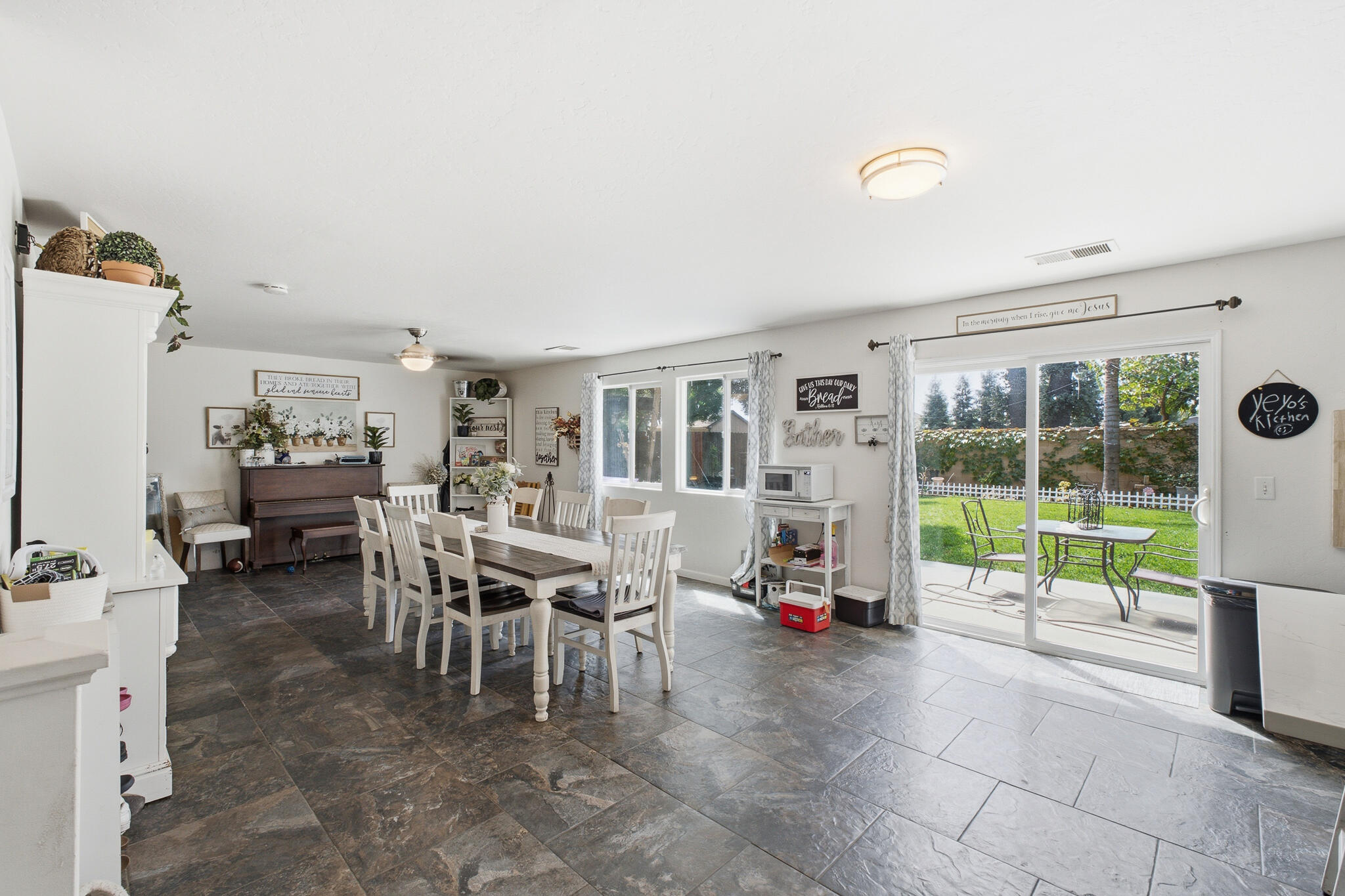 3031 W Payson Ave, Visalia, CA 93291
