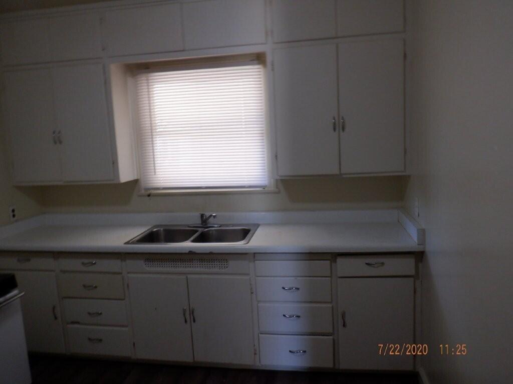 761 W Kern Ave, Tulare, CA 93274