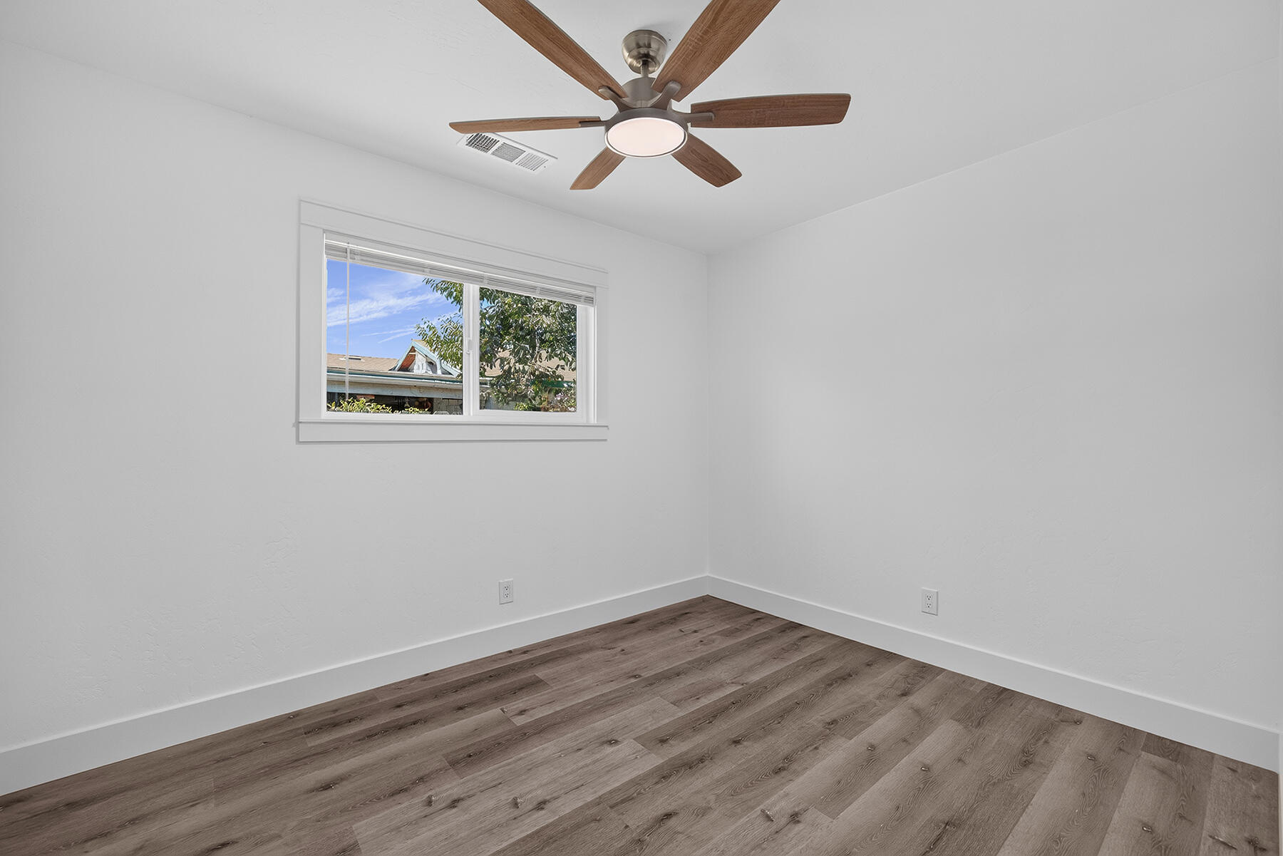 1521 W Juliet Ave, Tulare, CA 93274