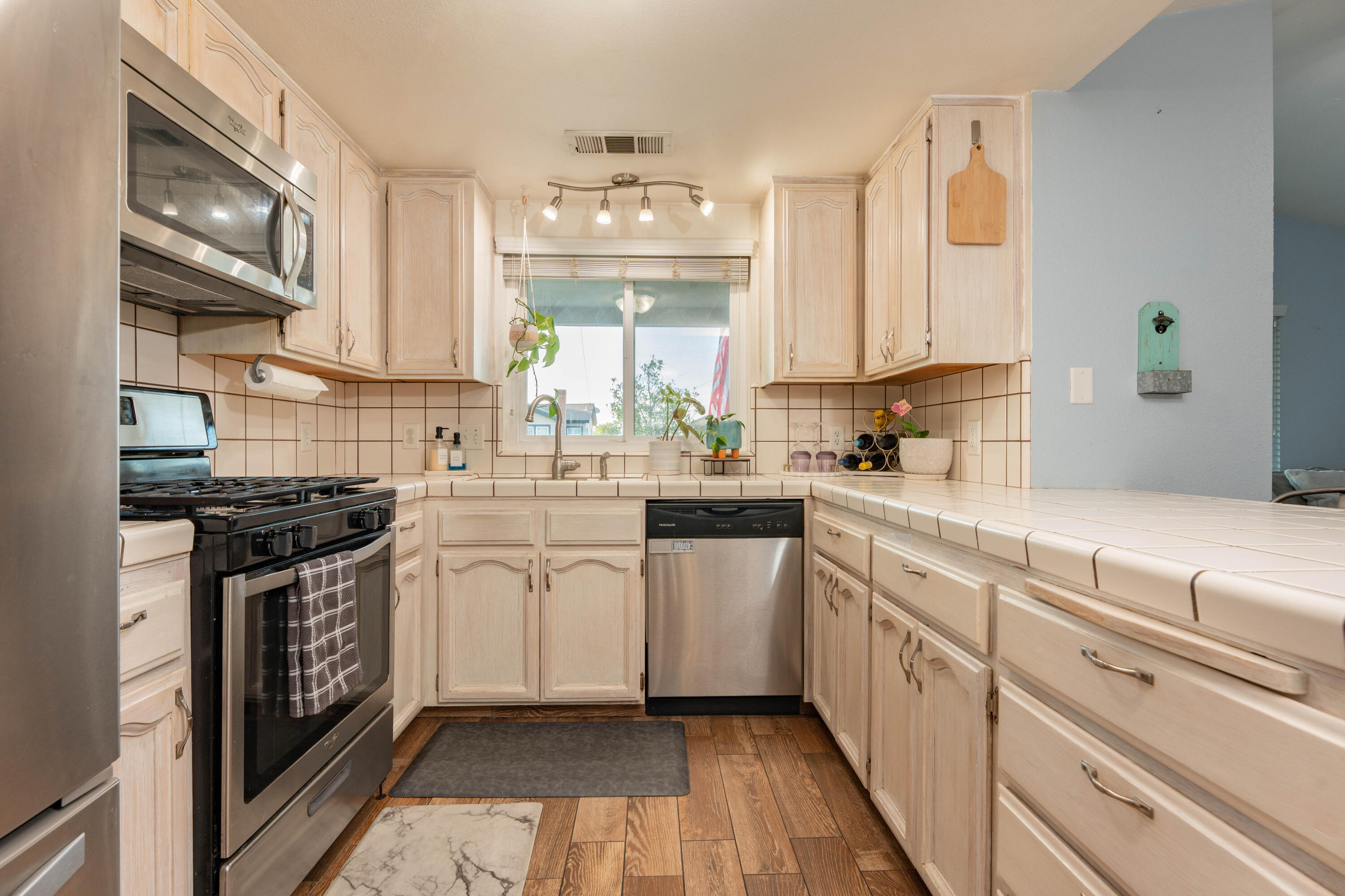 285 E Cortner St, Hanford, CA 93230