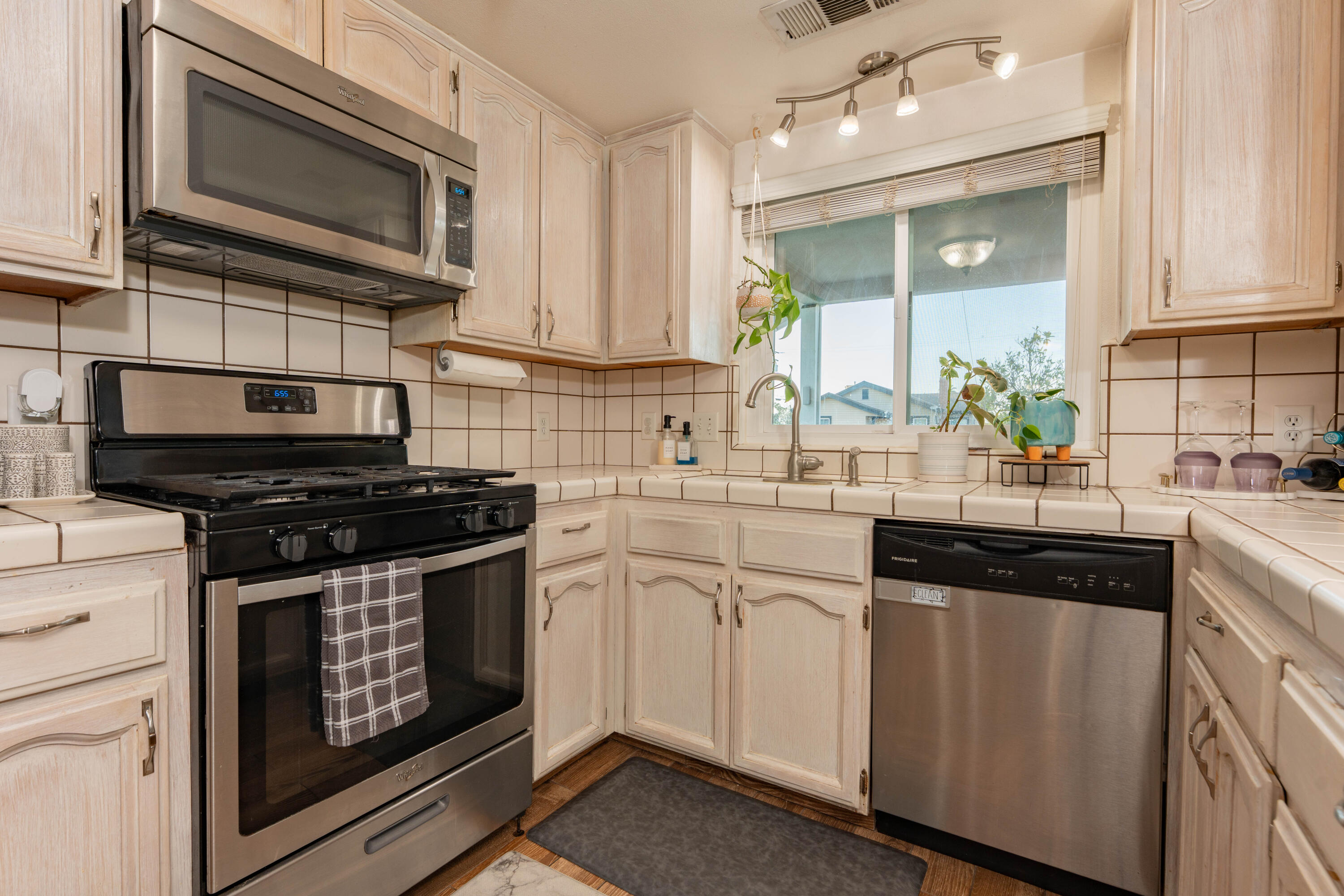 285 E Cortner St, Hanford, CA 93230