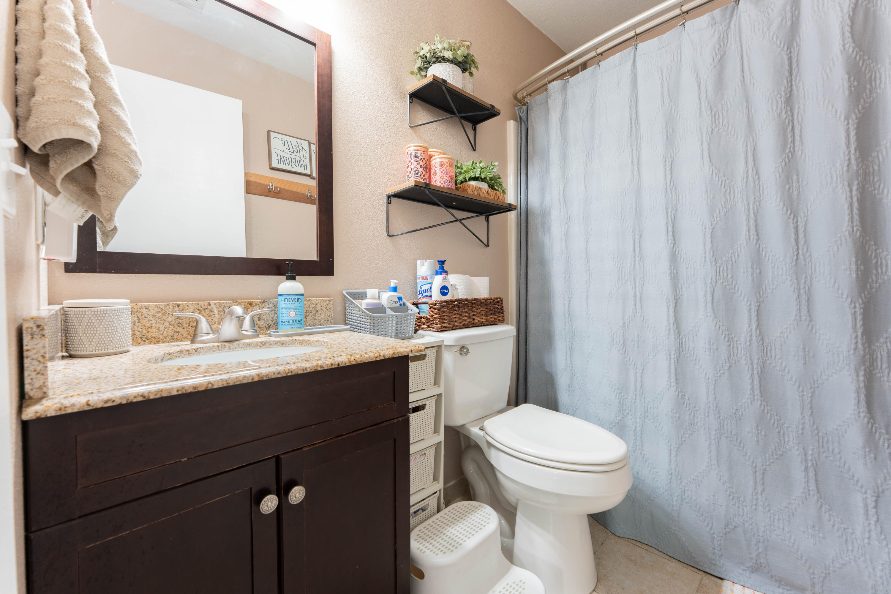 285 E Cortner St, Hanford, CA 93230