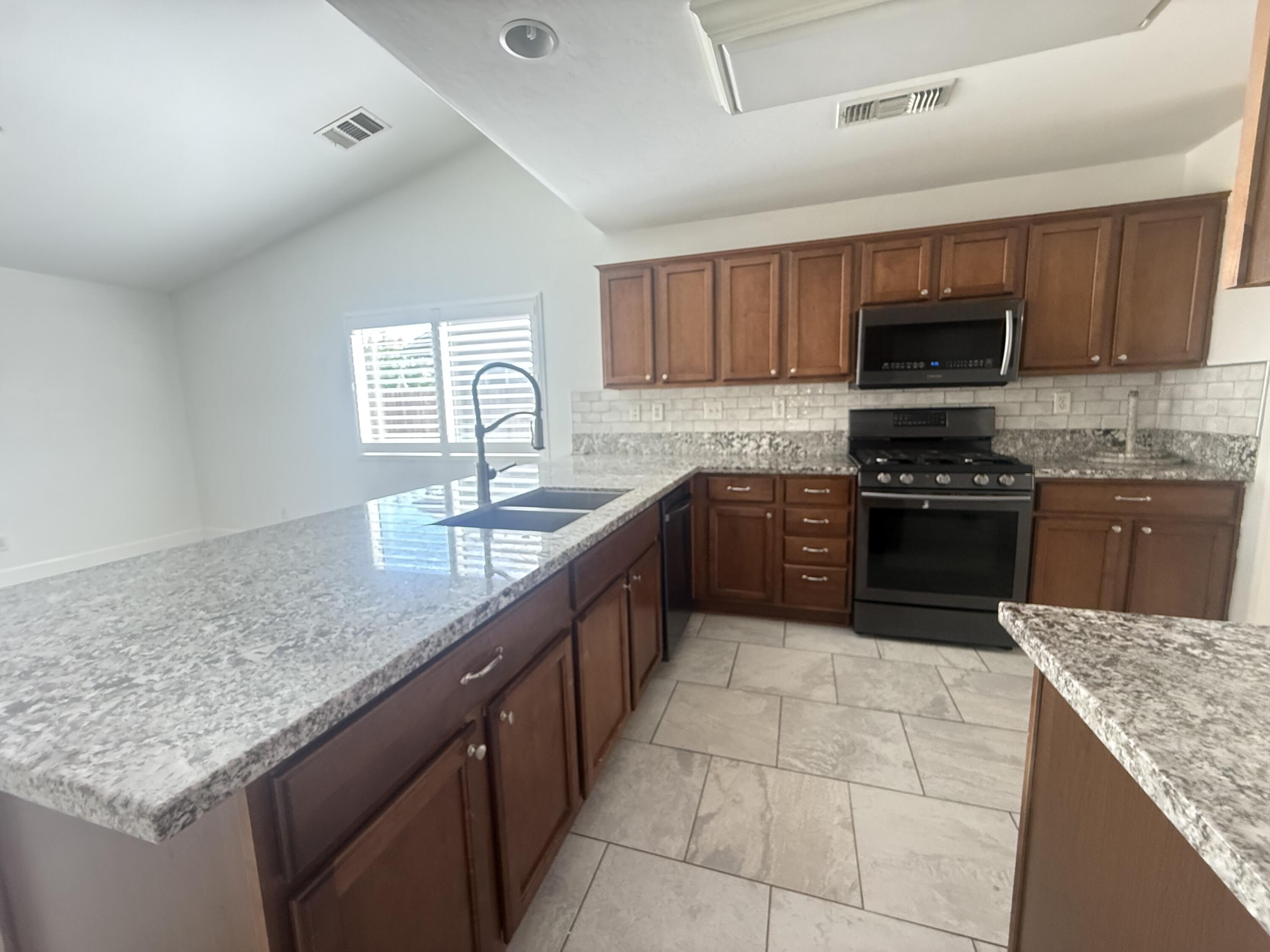 2633 W W Prescott Ave, Visalia, CA 93291