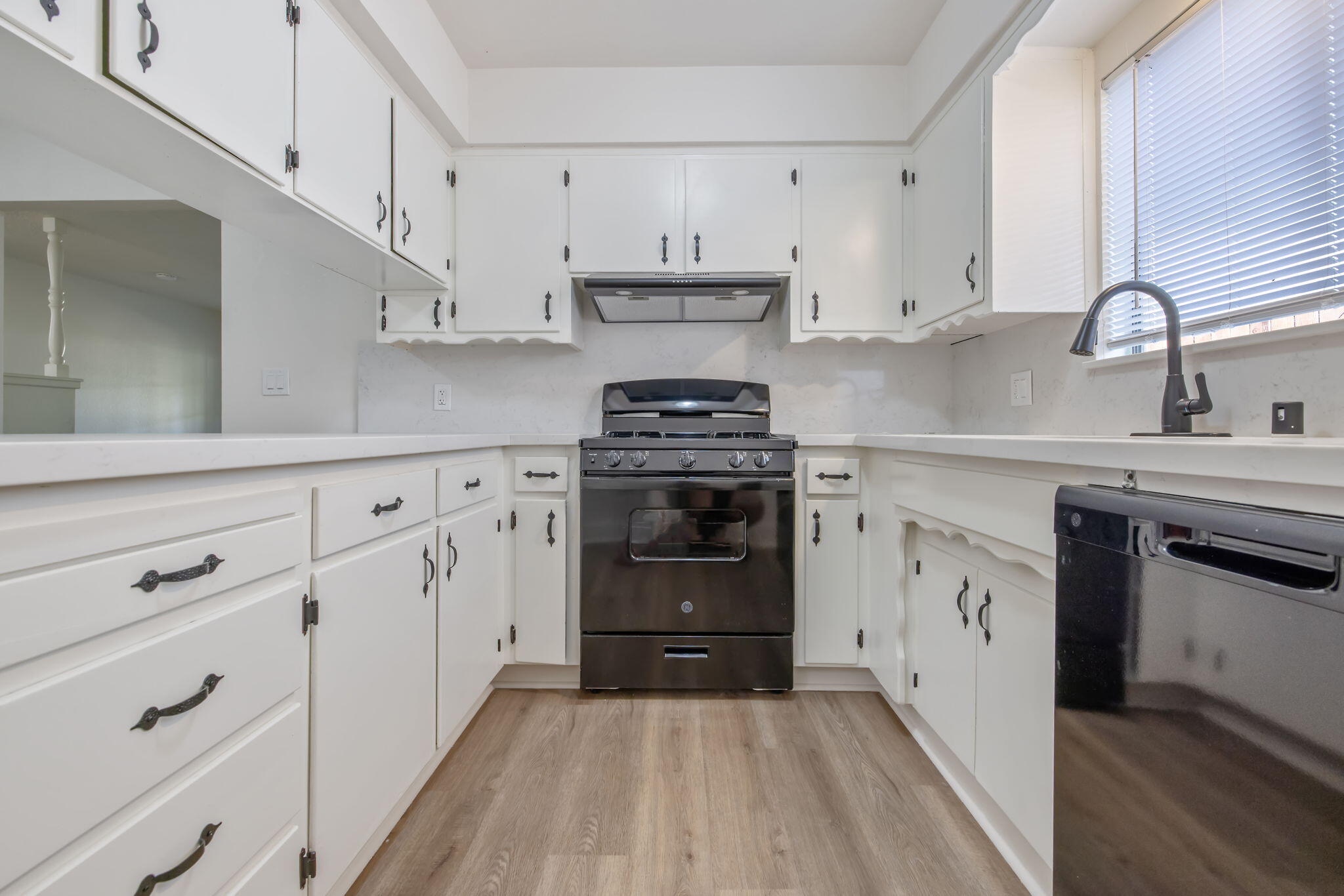 988 Laurel Ave, Lindsay, CA 93247