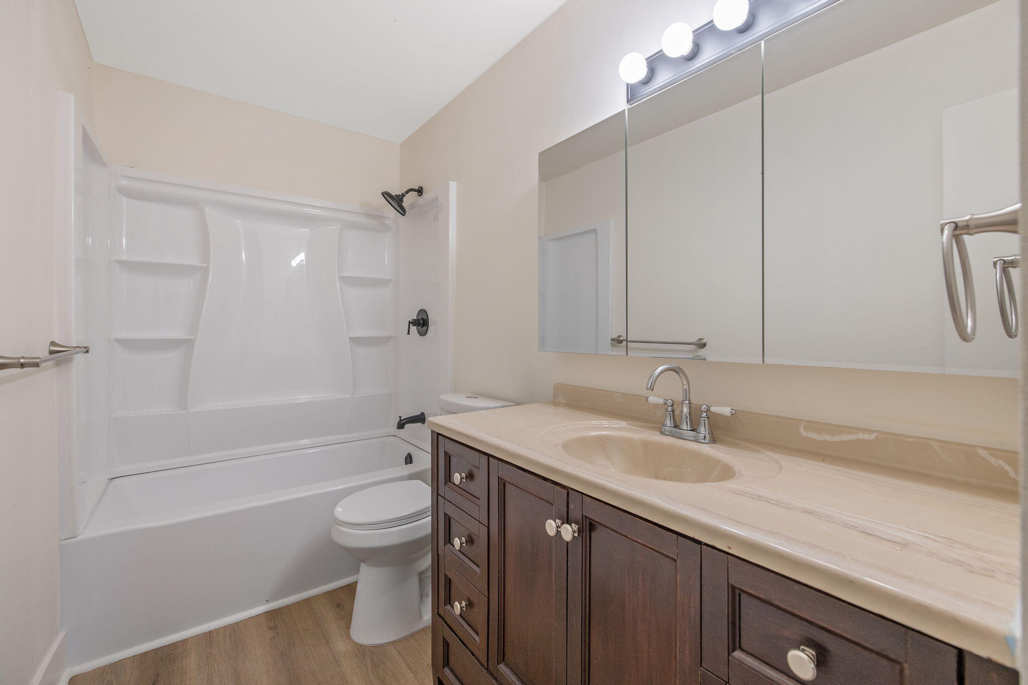 988 Laurel Ave, Lindsay, CA 93247