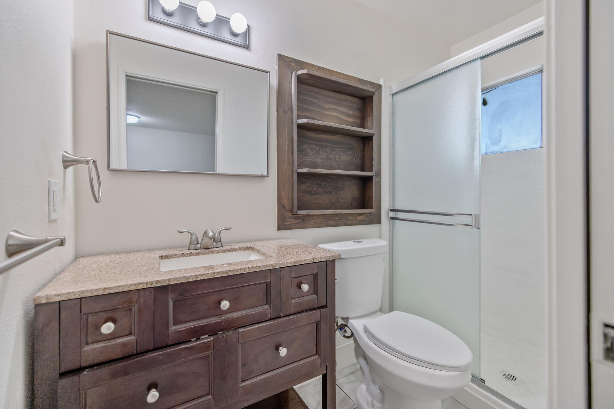 988 Laurel Ave, Lindsay, CA 93247
