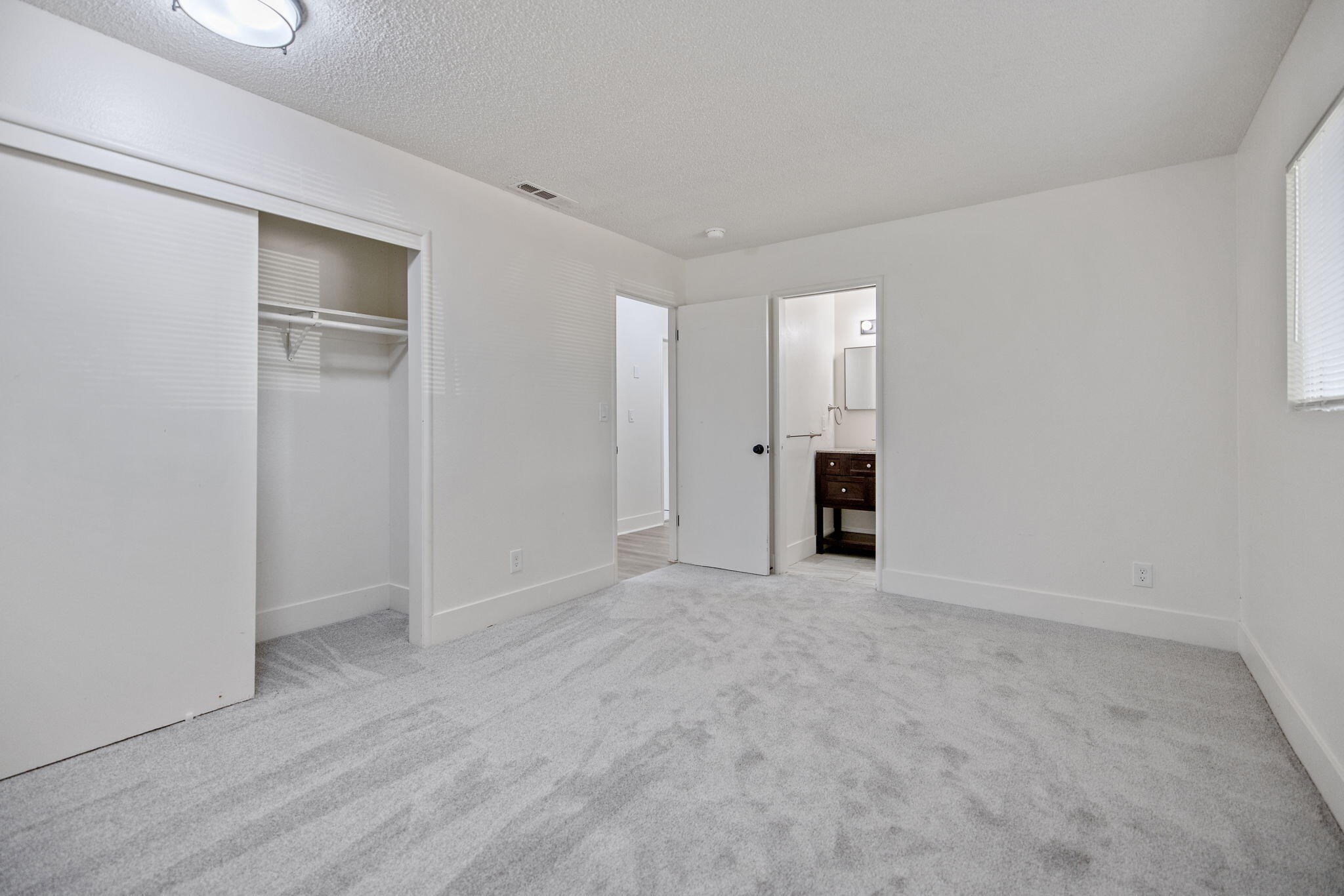 988 Laurel Ave, Lindsay, CA 93247