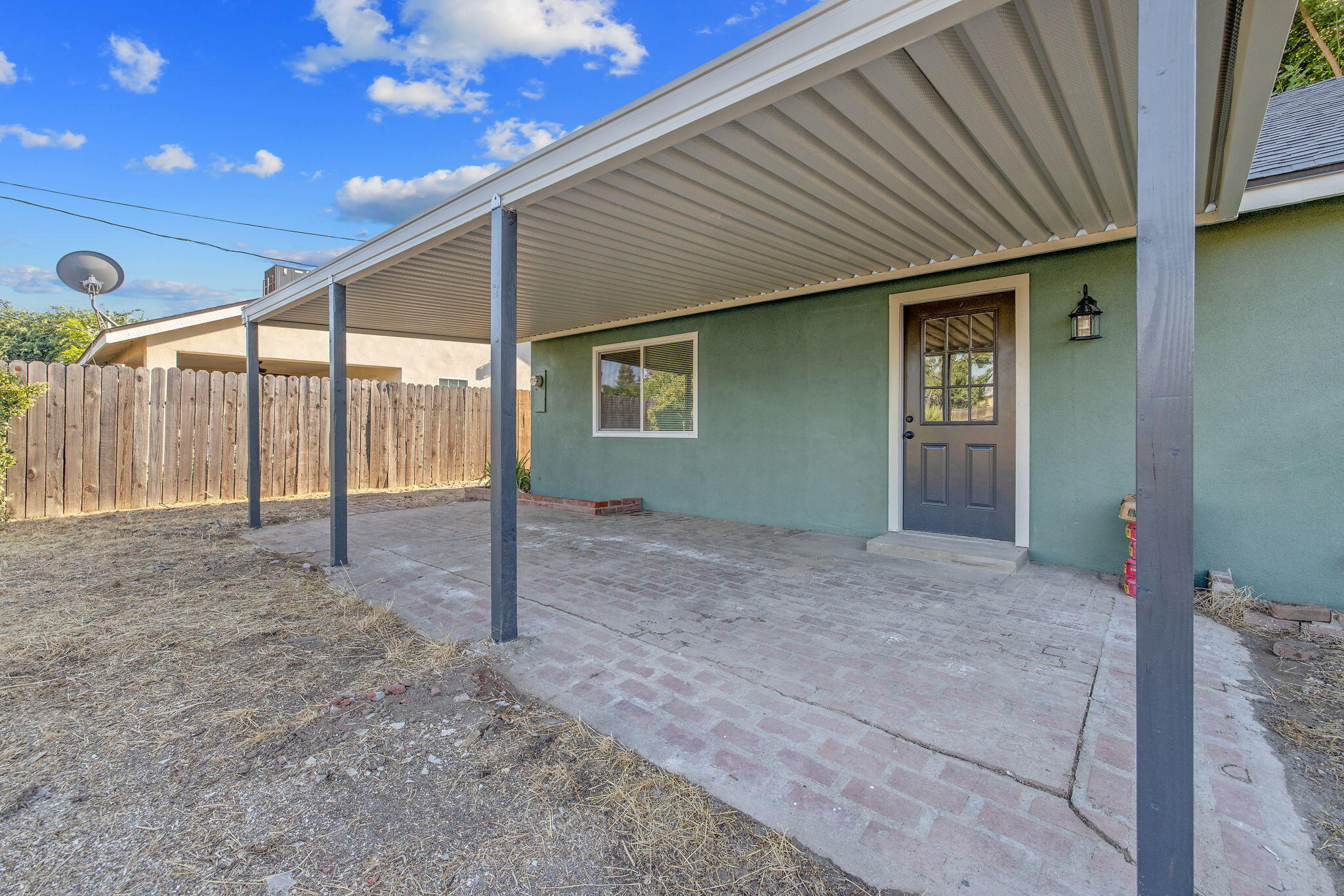 988 Laurel Ave, Lindsay, CA 93247