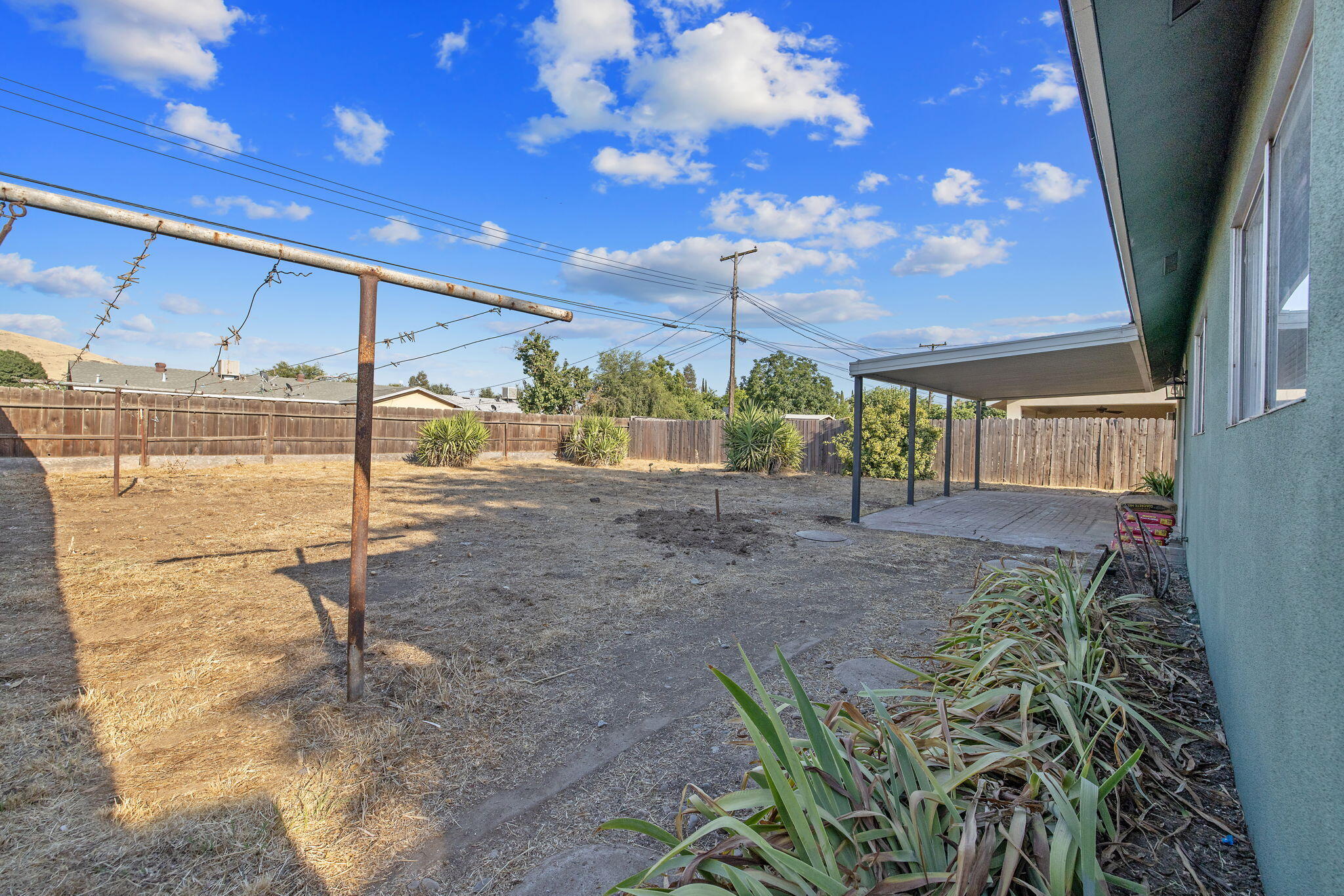 988 Laurel Ave, Lindsay, CA 93247