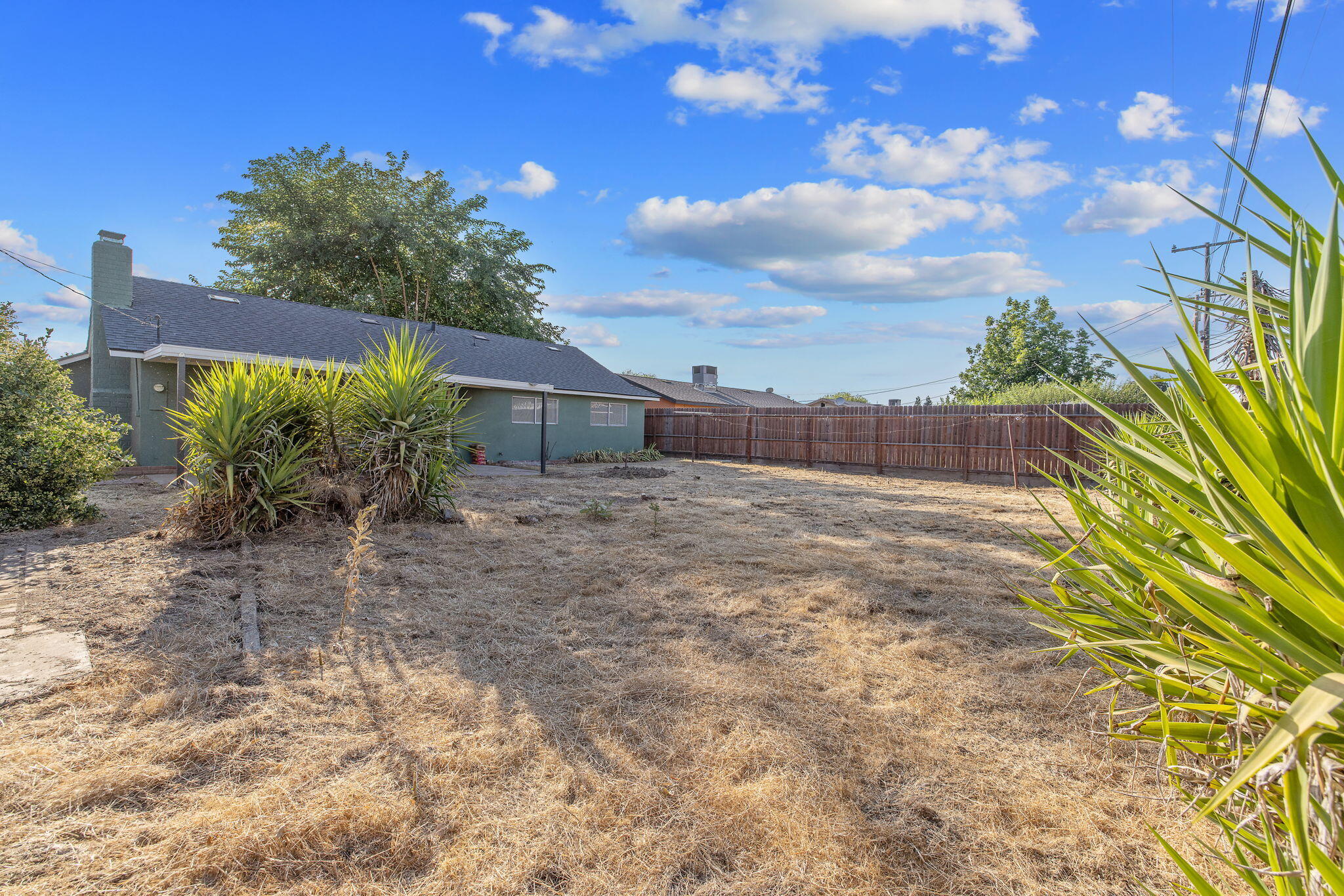 988 Laurel Ave, Lindsay, CA 93247