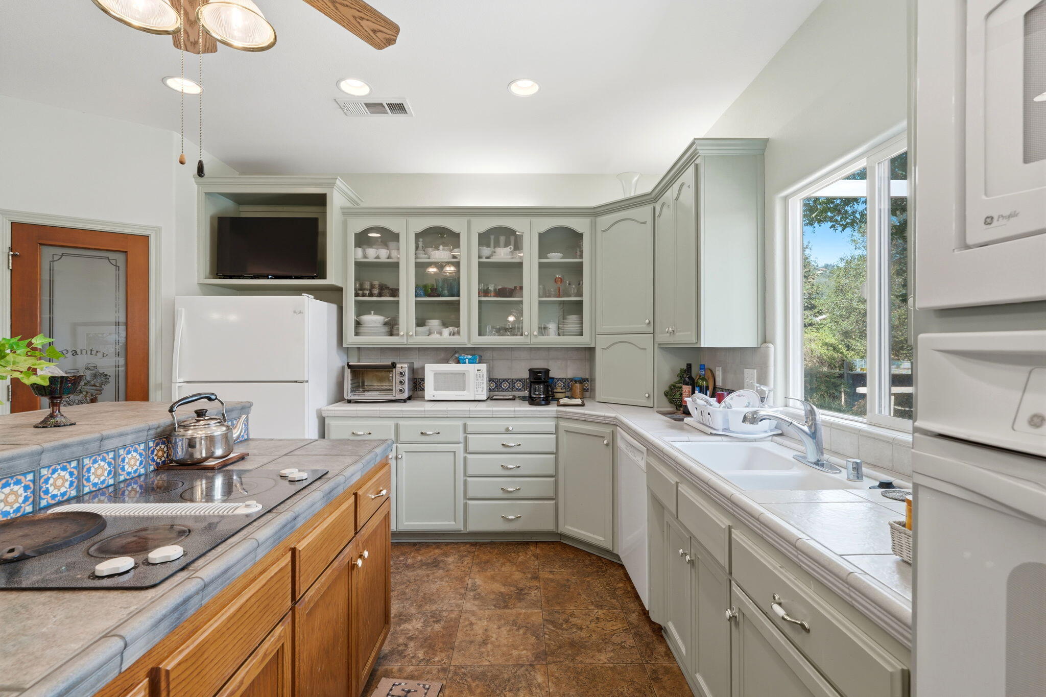 40872 Ferndale Dr, Three Rivers, CA 93271