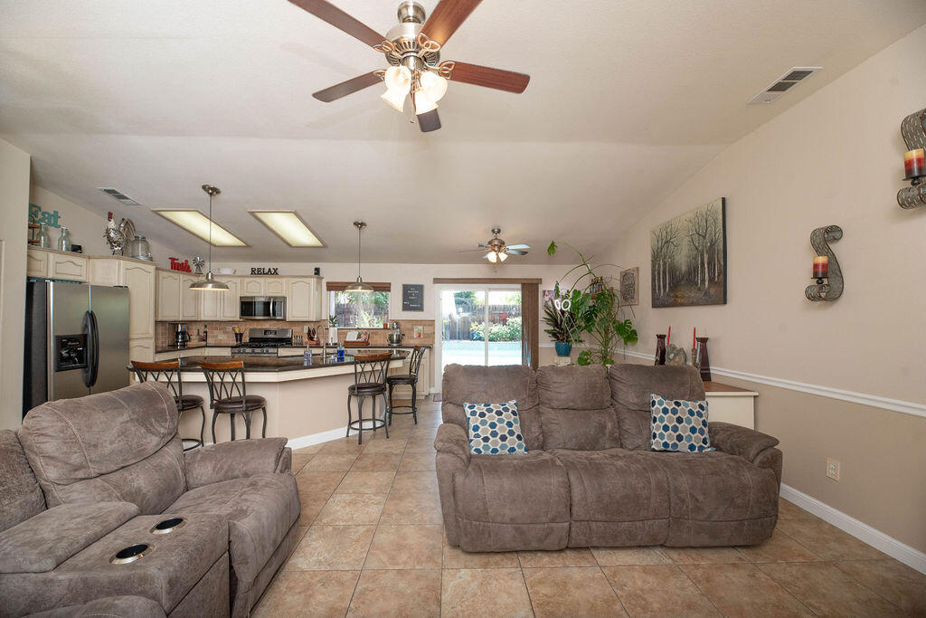 2546 S Virmargo Ct, Visalia, CA 93292