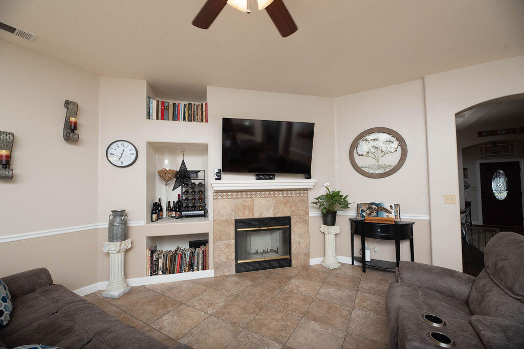 2546 S Virmargo Ct, Visalia, CA 93292