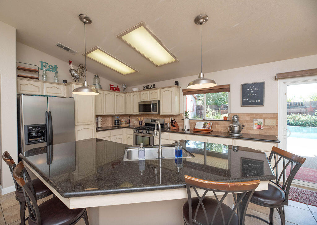 2546 S Virmargo Ct, Visalia, CA 93292
