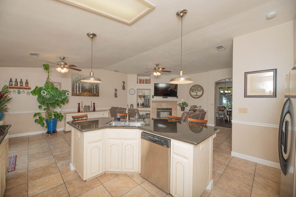2546 S Virmargo Ct, Visalia, CA 93292