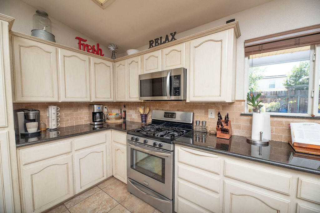 2546 S Virmargo Ct, Visalia, CA 93292