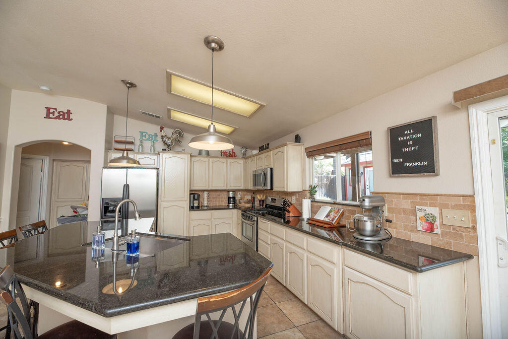 2546 S Virmargo Ct, Visalia, CA 93292