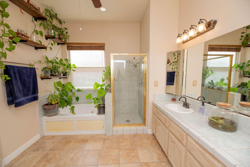 2546 S Virmargo Ct, Visalia, CA 93292