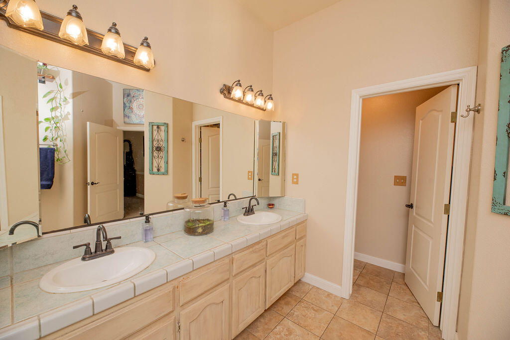 2546 S Virmargo Ct, Visalia, CA 93292