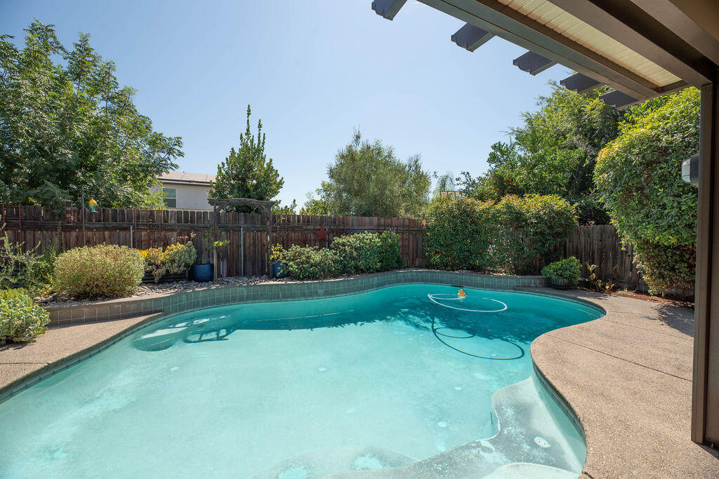 2546 S Virmargo Ct, Visalia, CA 93292