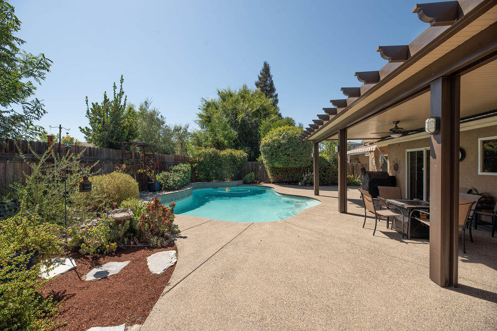 2546 S Virmargo Ct, Visalia, CA 93292
