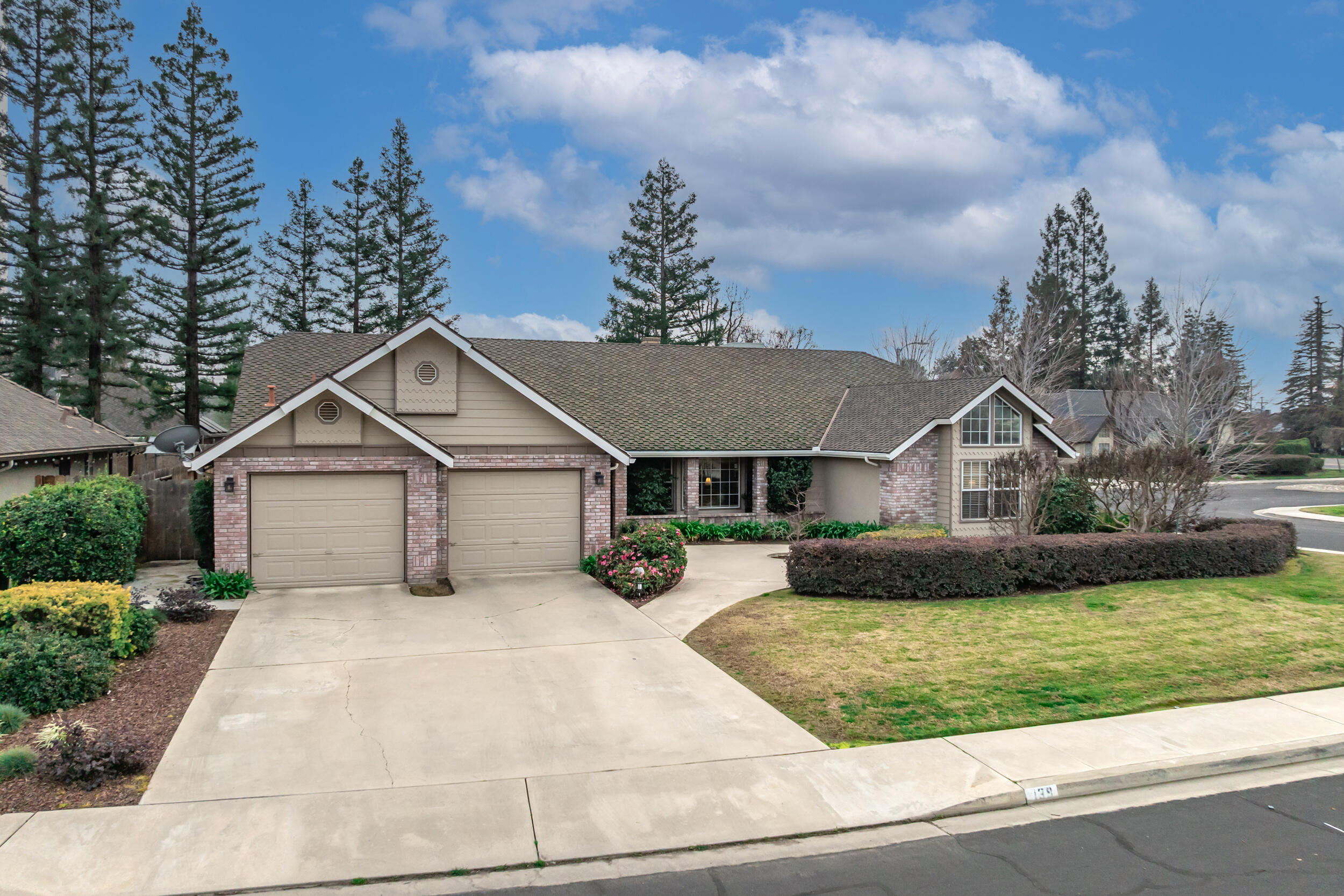 139 E Chestnut Ct, Visalia, CA 93277