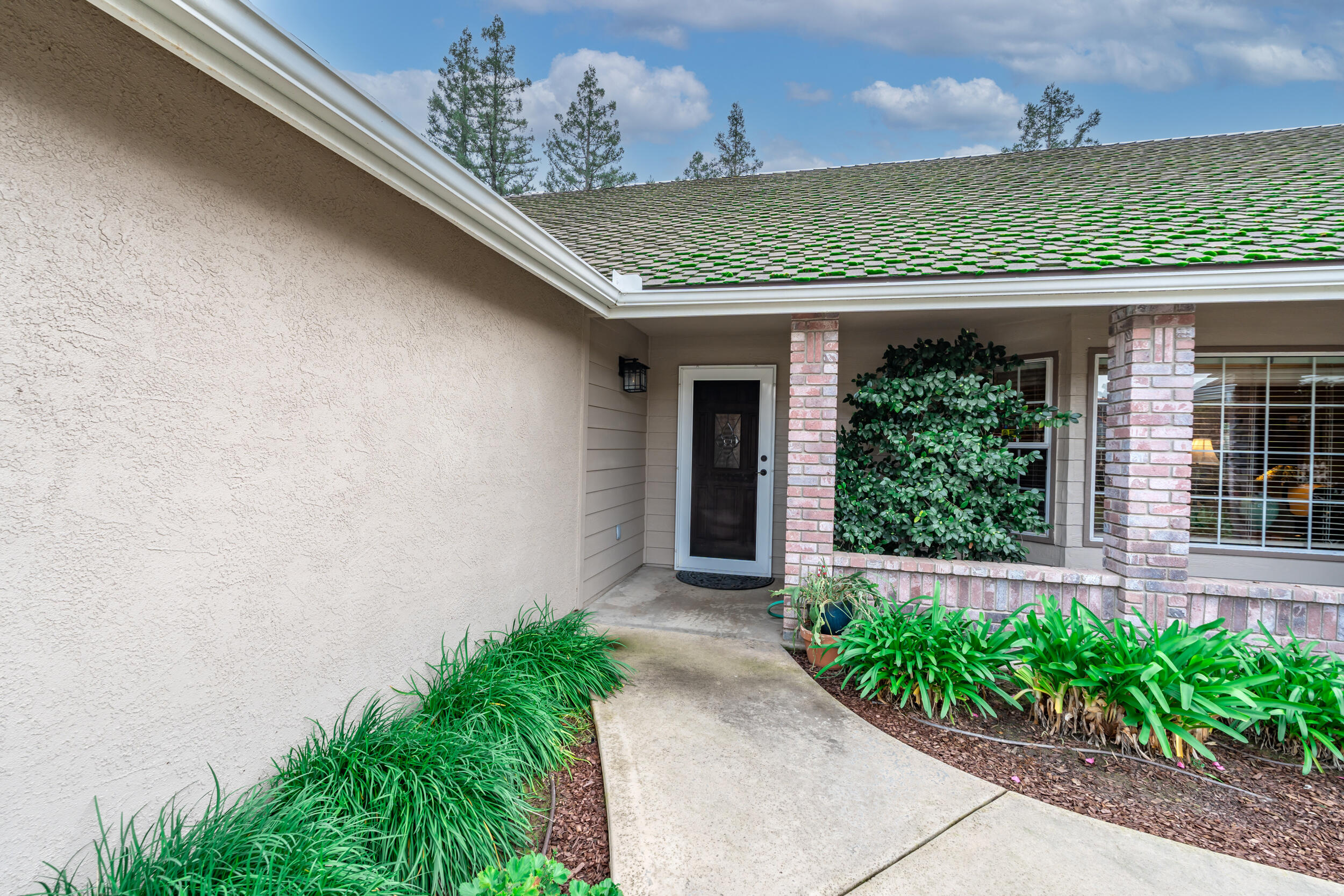 139 E Chestnut Ct, Visalia, CA 93277