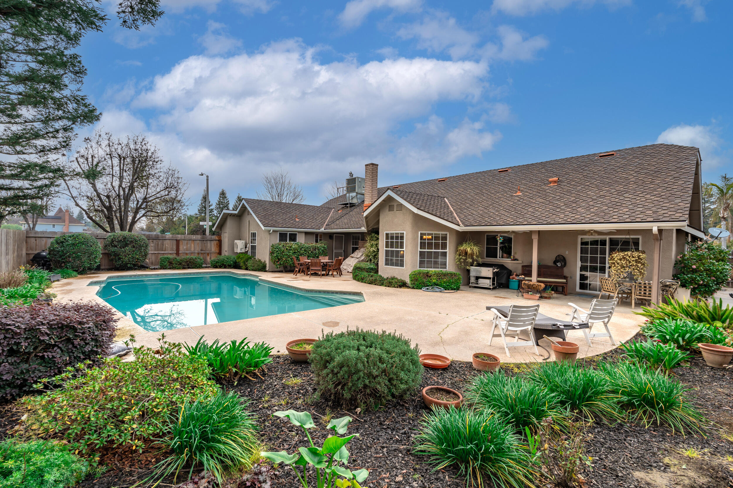 139 E Chestnut Ct, Visalia, CA 93277