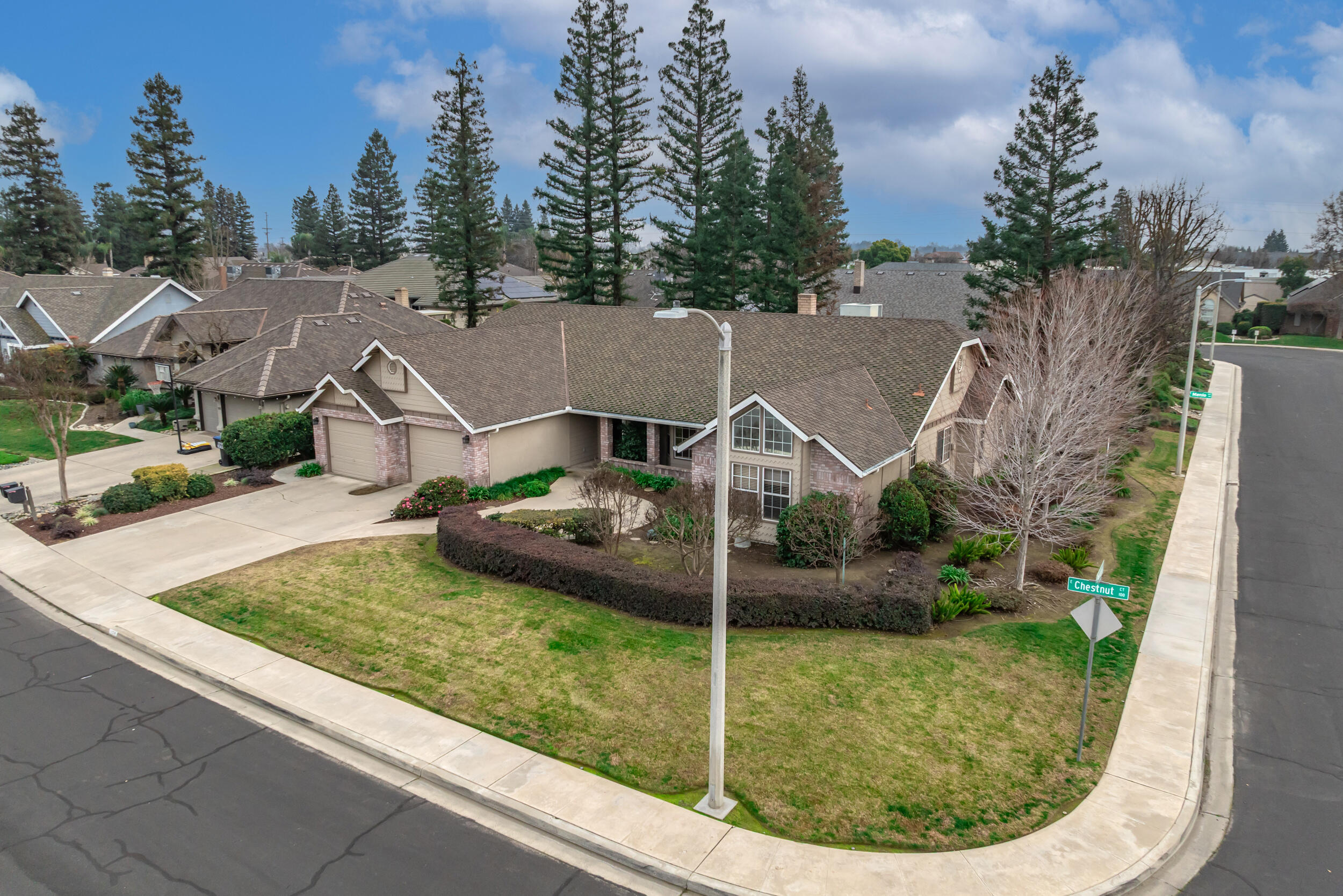 139 E Chestnut Ct, Visalia, CA 93277