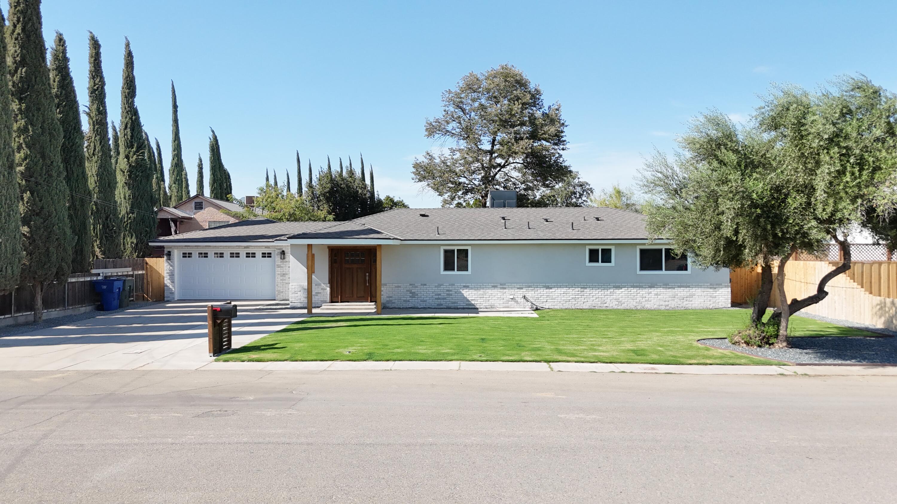 576 Oleander Ave, Lemoore, CA 93245