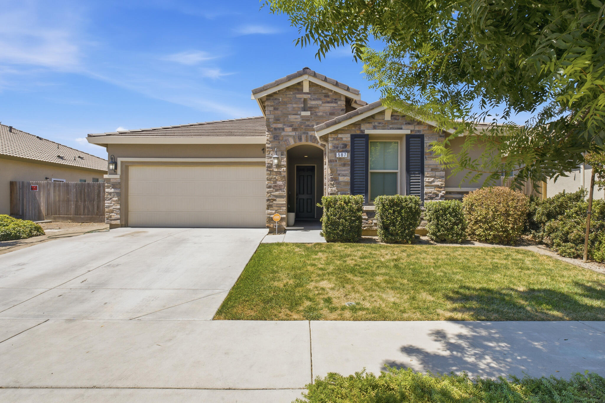 587 Montana De Oro St, Tulare, CA 93274