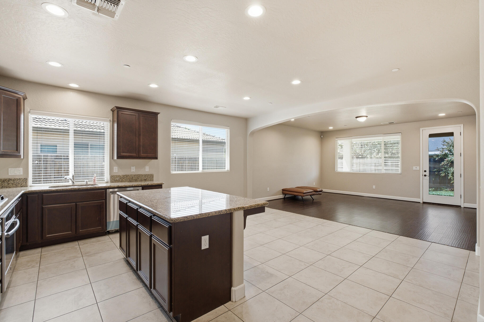 587 Montana De Oro St, Tulare, CA 93274