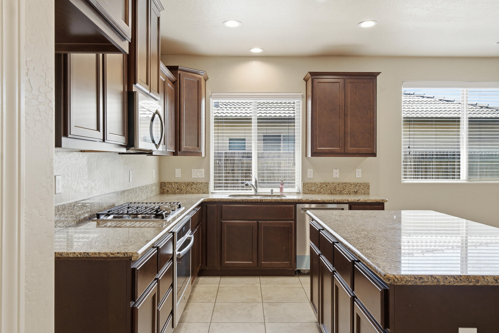 587 Montana De Oro St, Tulare, CA 93274