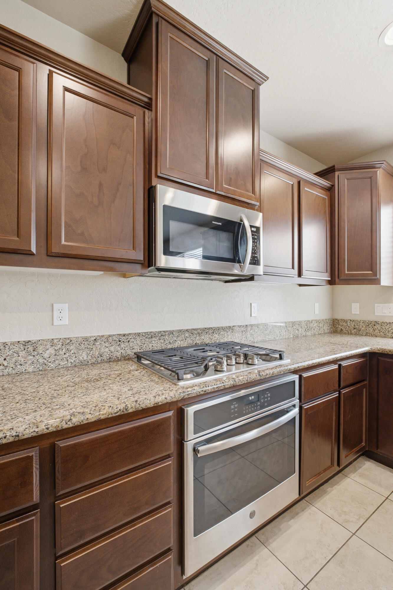 587 Montana De Oro St, Tulare, CA 93274