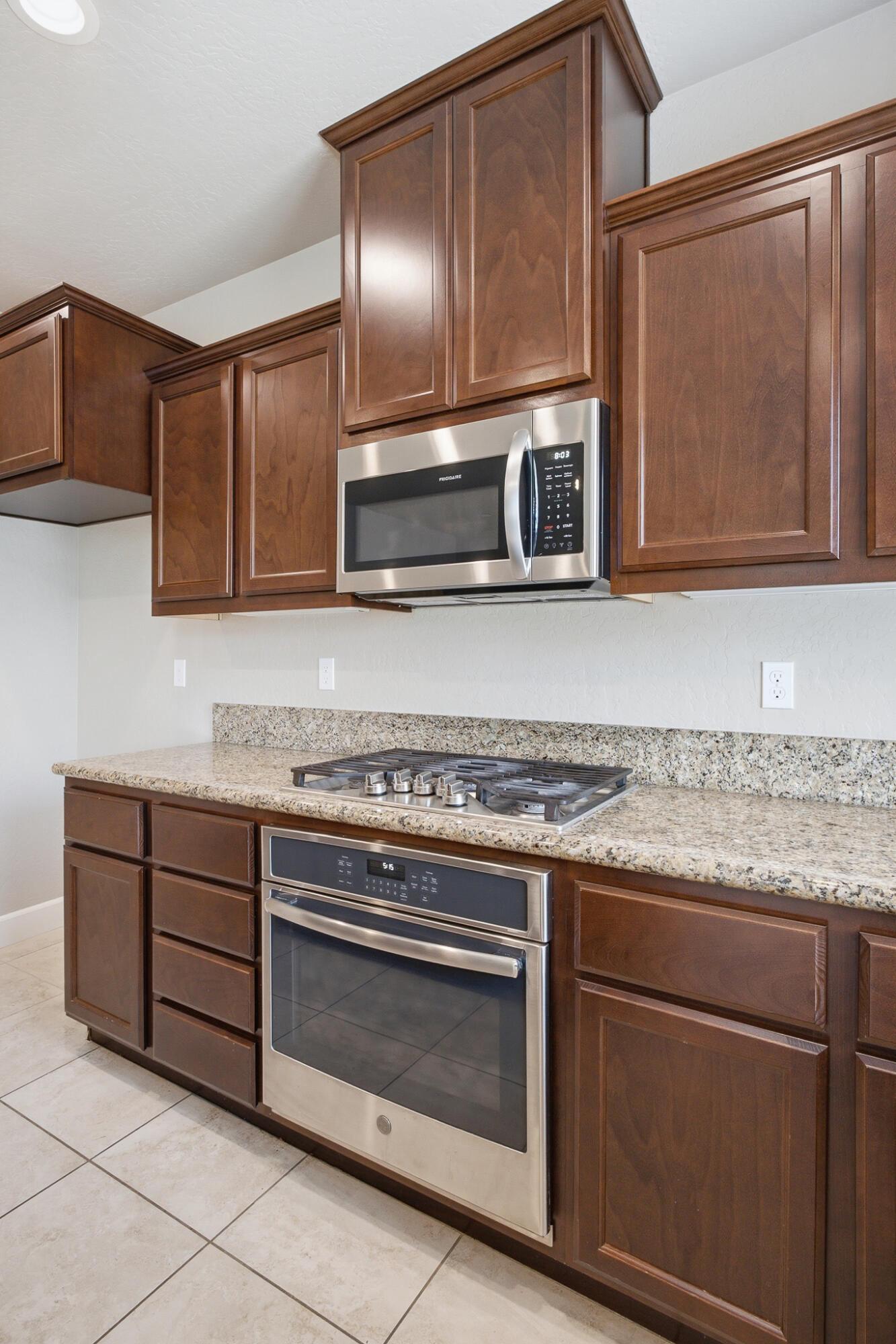 587 Montana De Oro St, Tulare, CA 93274