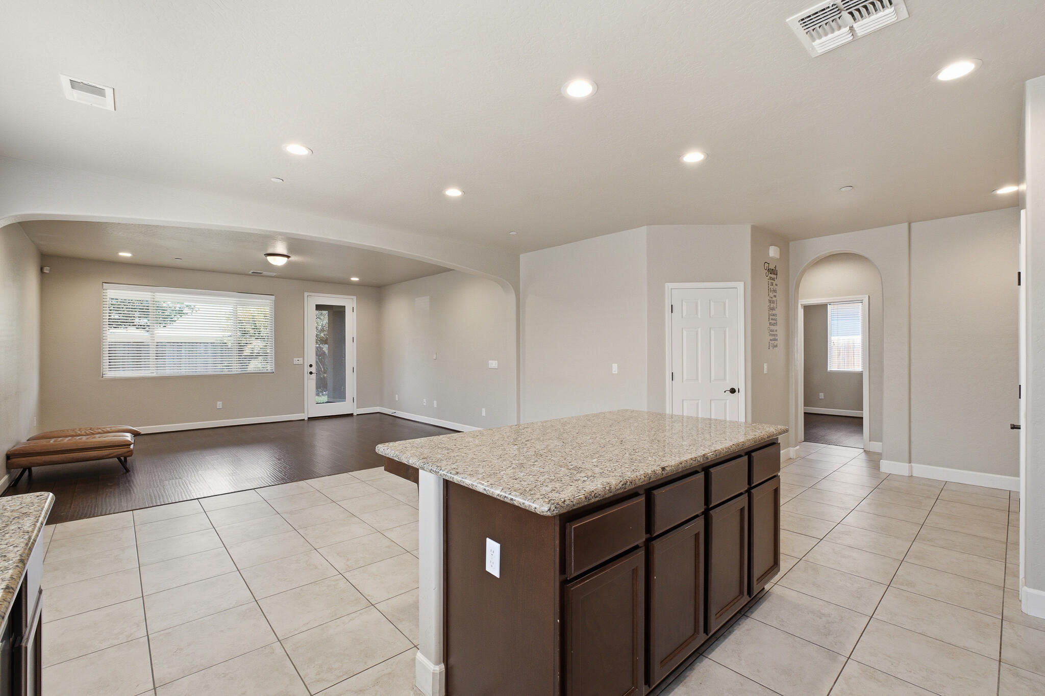587 Montana De Oro St, Tulare, CA 93274