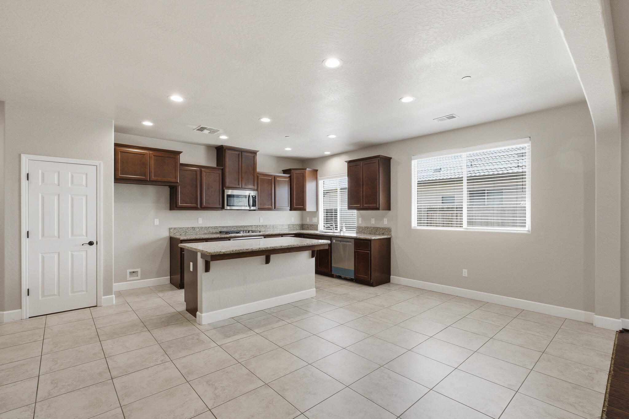 587 Montana De Oro St, Tulare, CA 93274