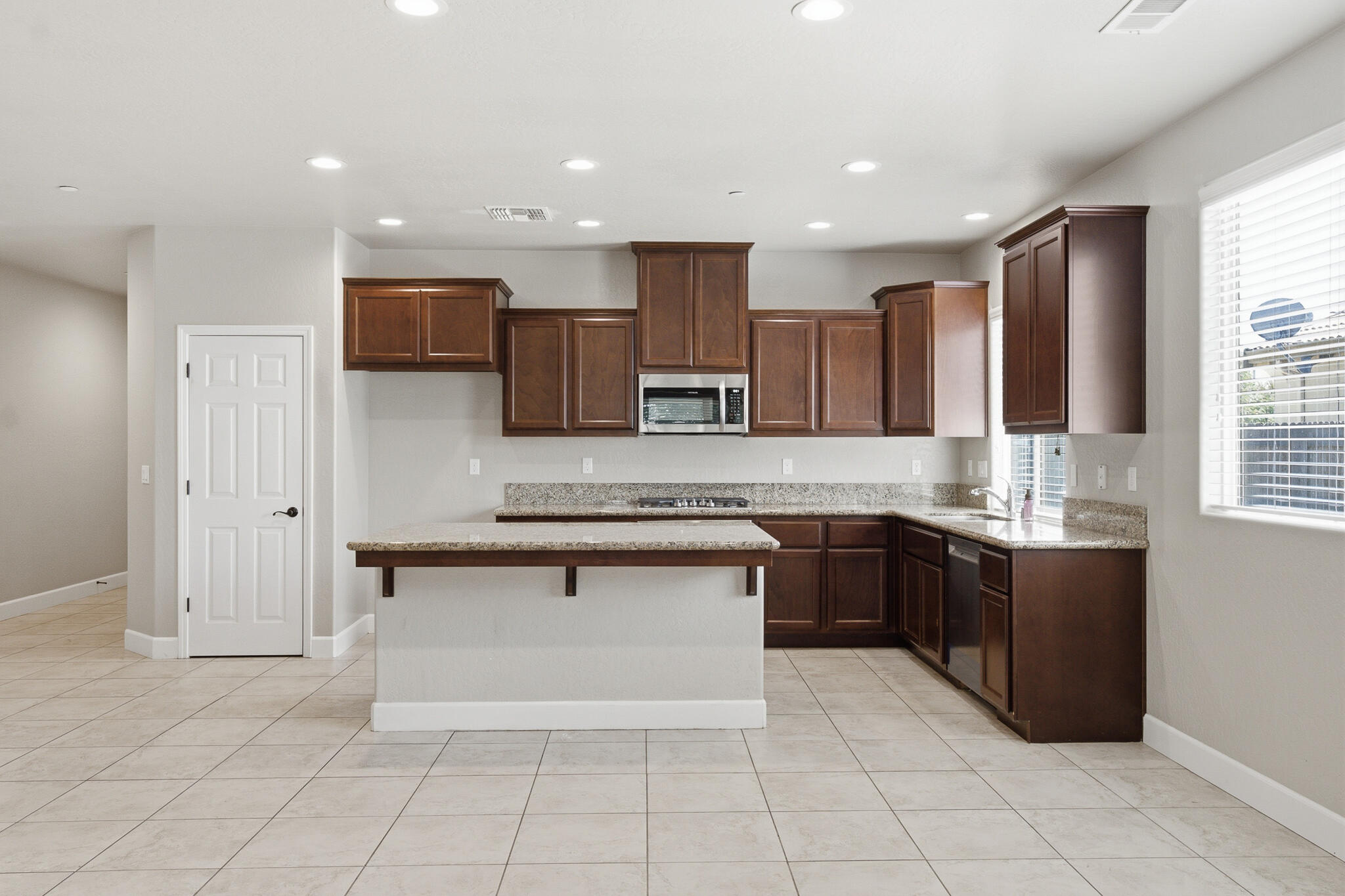 587 Montana De Oro St, Tulare, CA 93274