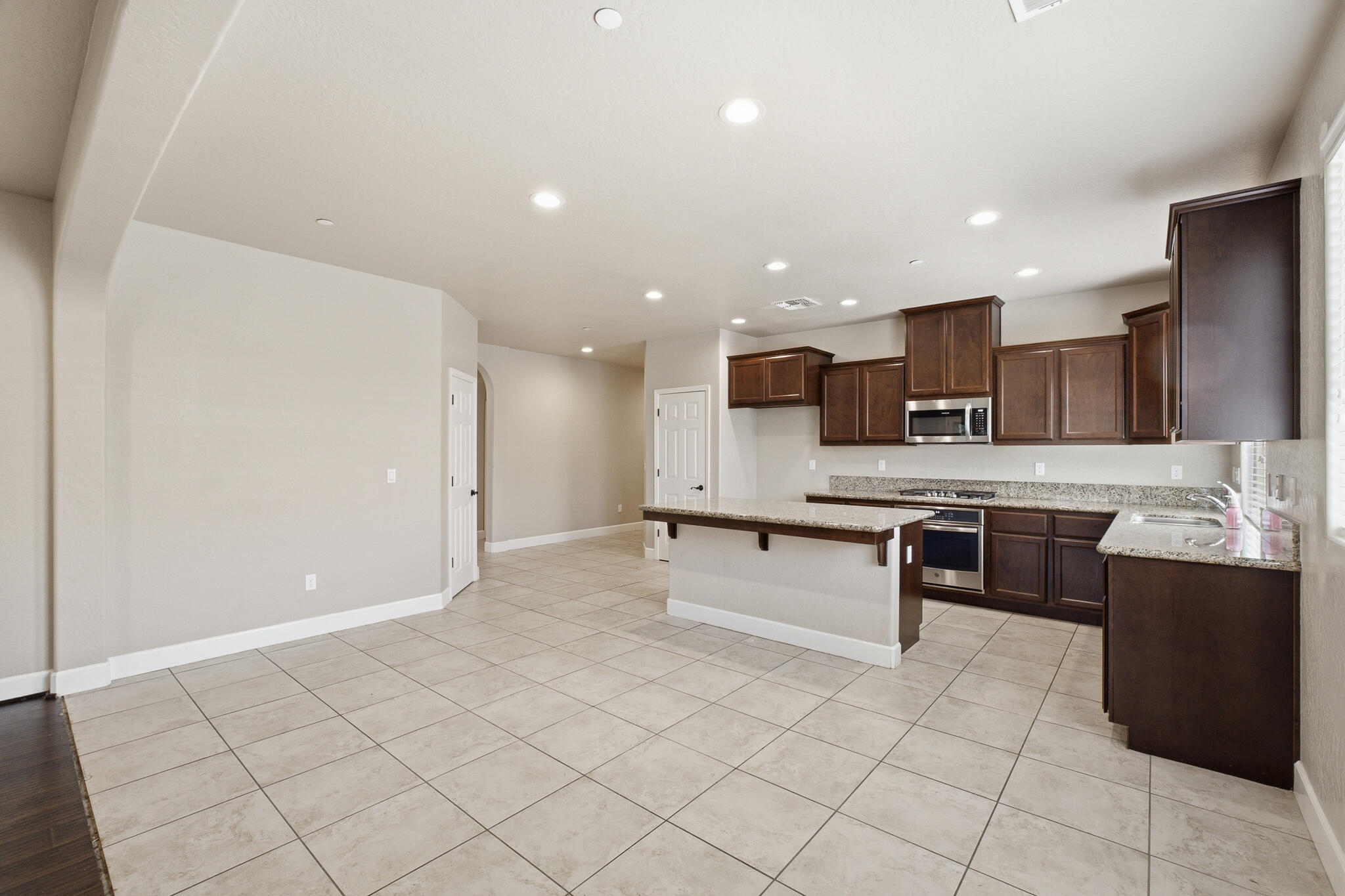 587 Montana De Oro St, Tulare, CA 93274