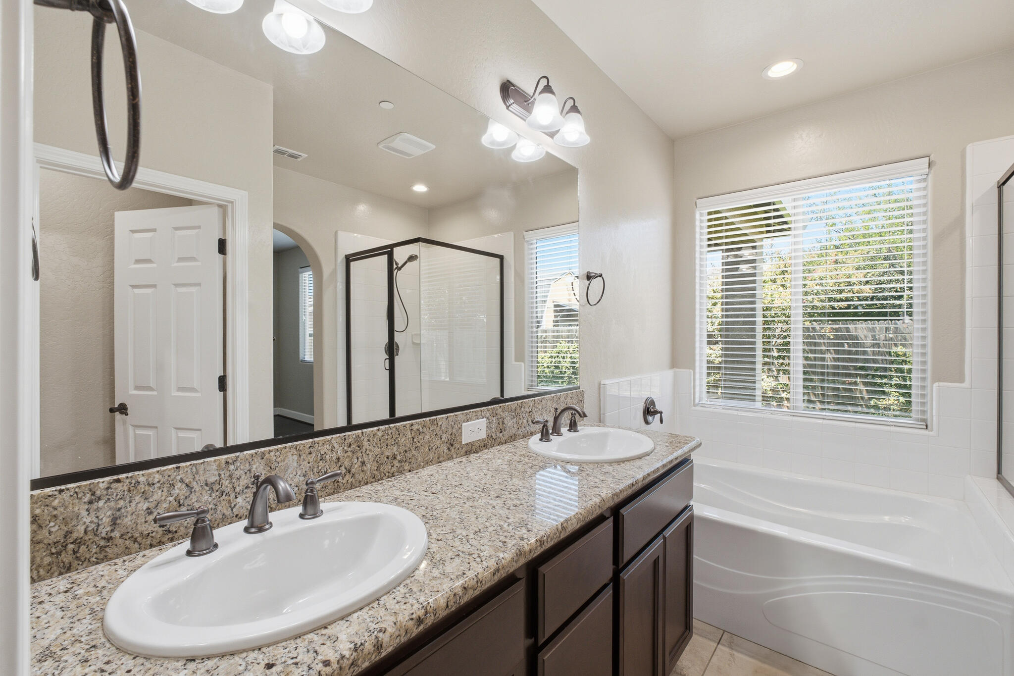 587 Montana De Oro St, Tulare, CA 93274