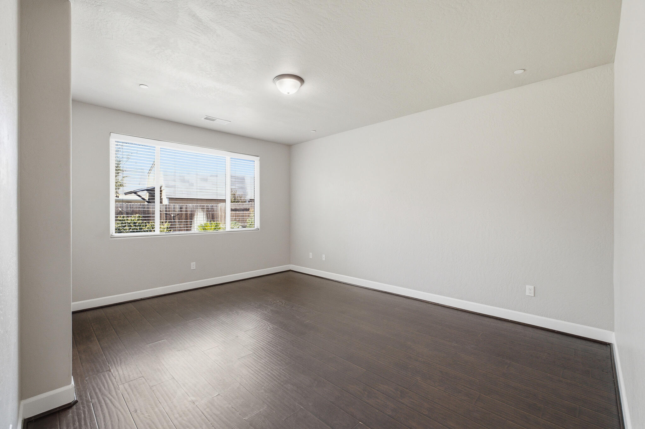 587 Montana De Oro St, Tulare, CA 93274