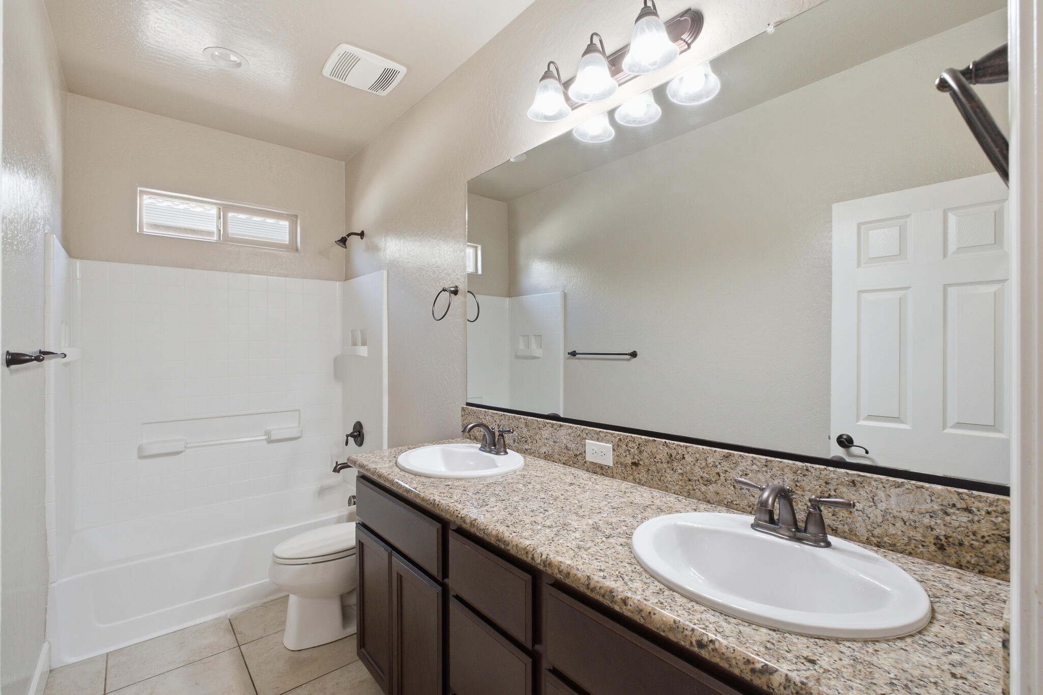 587 Montana De Oro St, Tulare, CA 93274