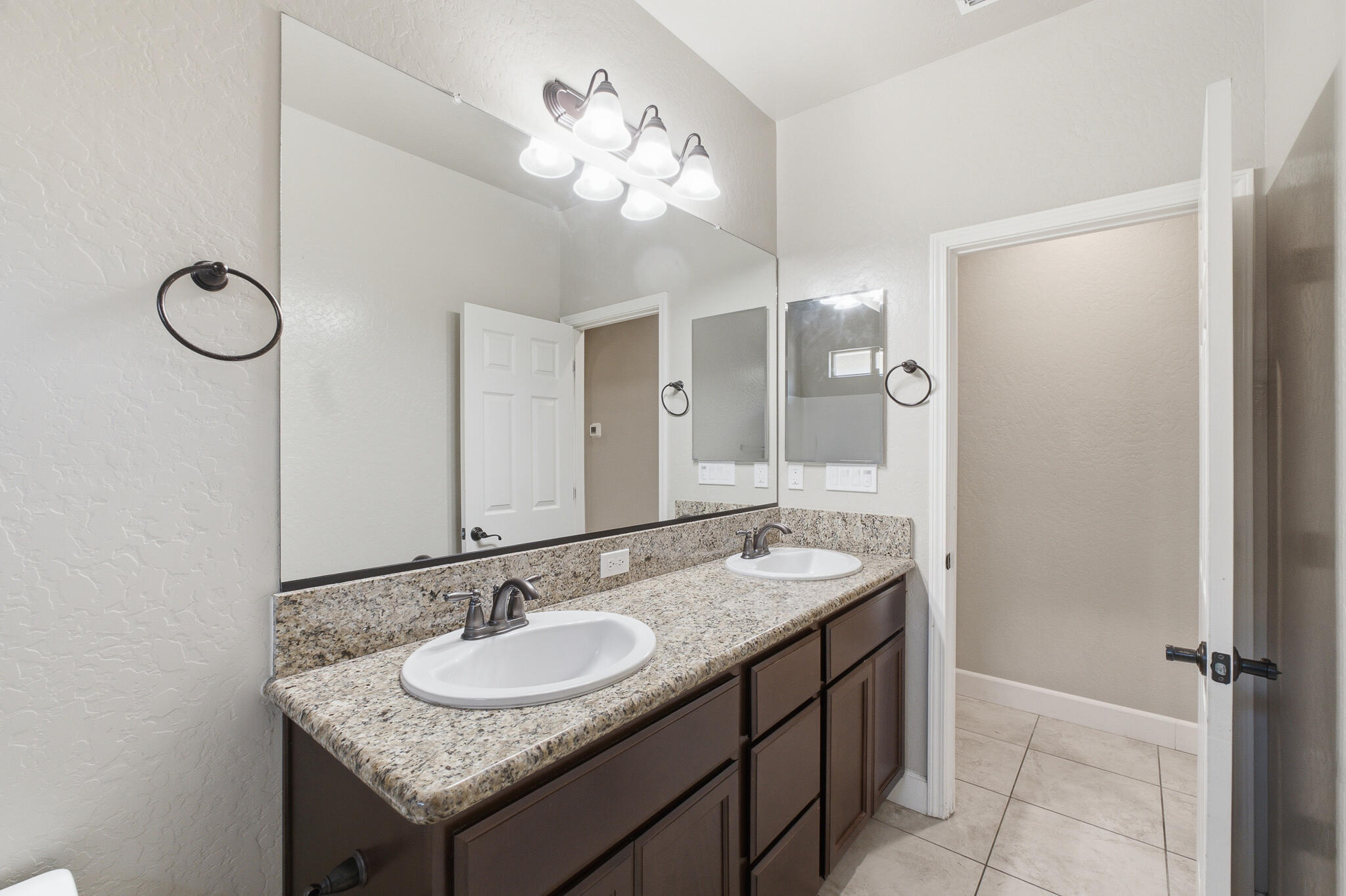 587 Montana De Oro St, Tulare, CA 93274