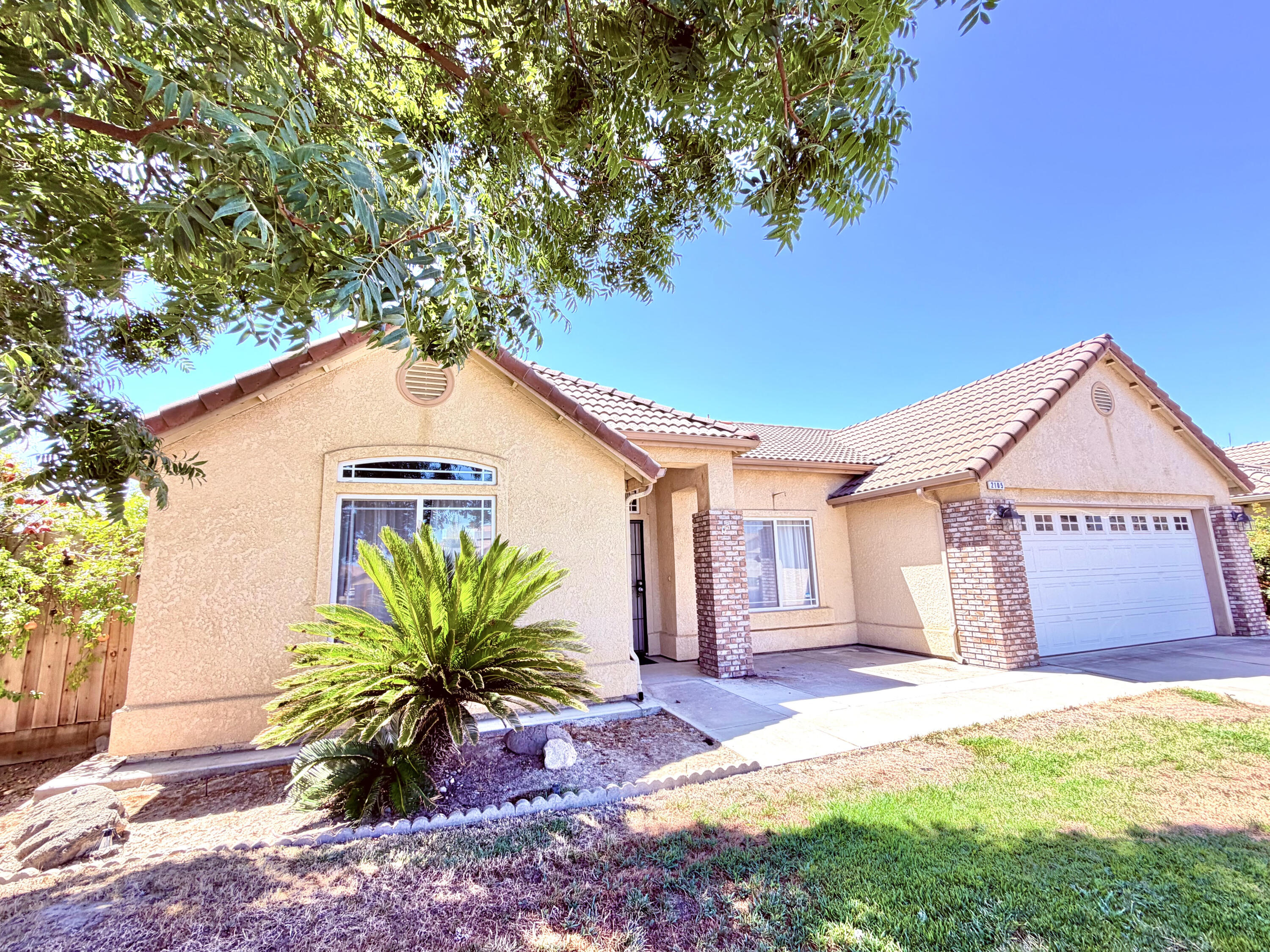 2105 N Charlie Chambers Dr, Hanford, CA 93230