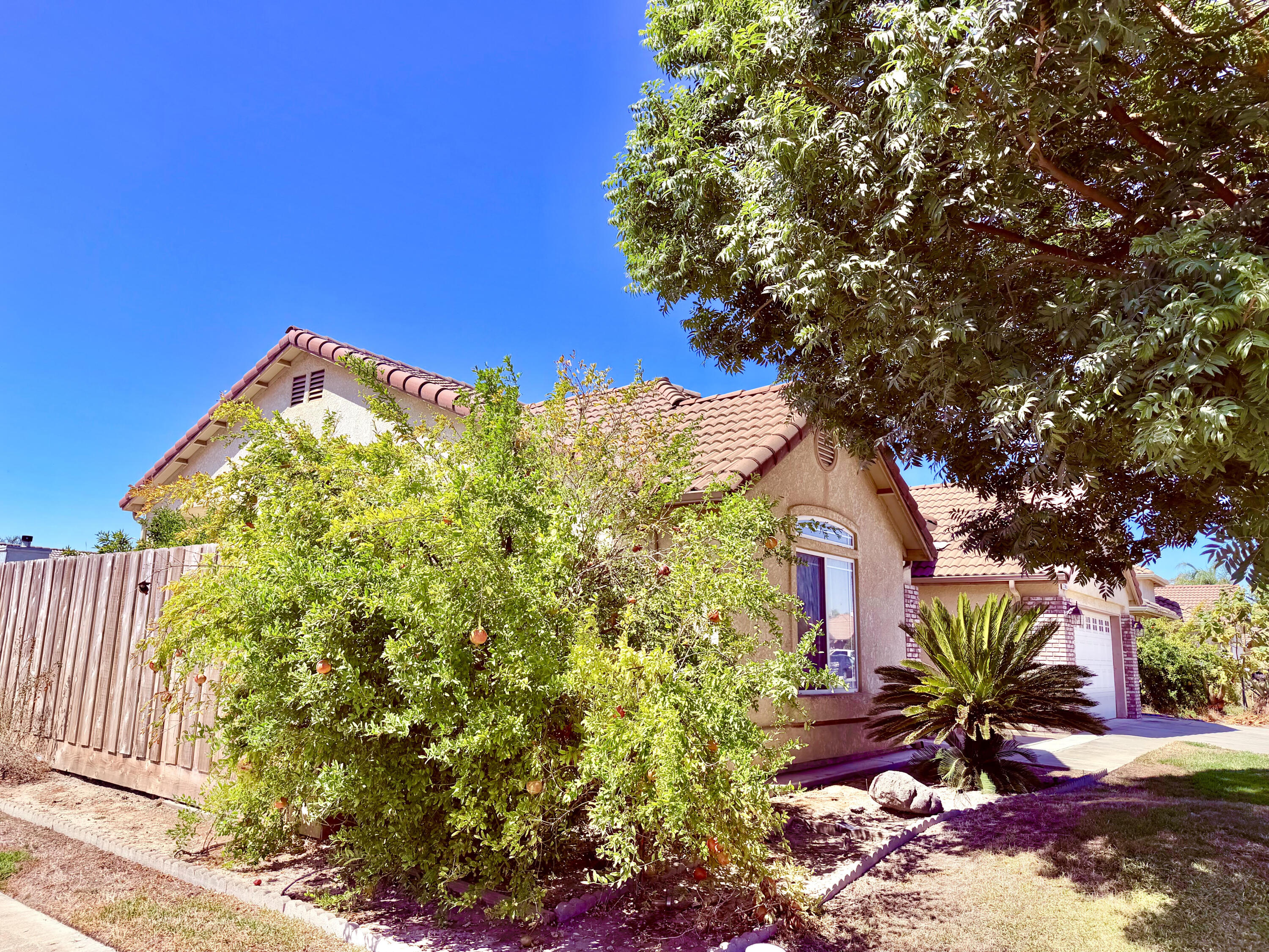 2105 N Charlie Chambers Dr, Hanford, CA 93230