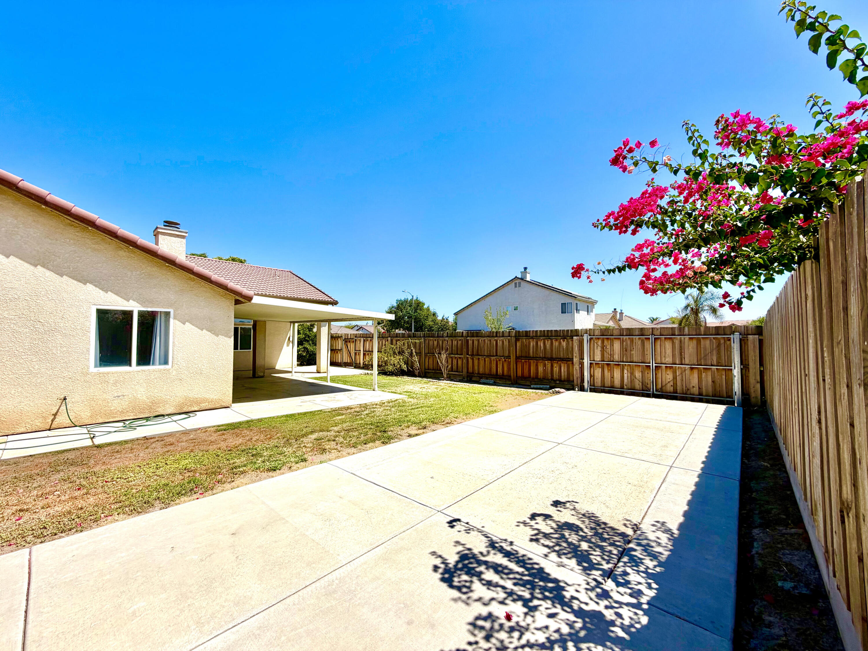 2105 N Charlie Chambers Dr, Hanford, CA 93230