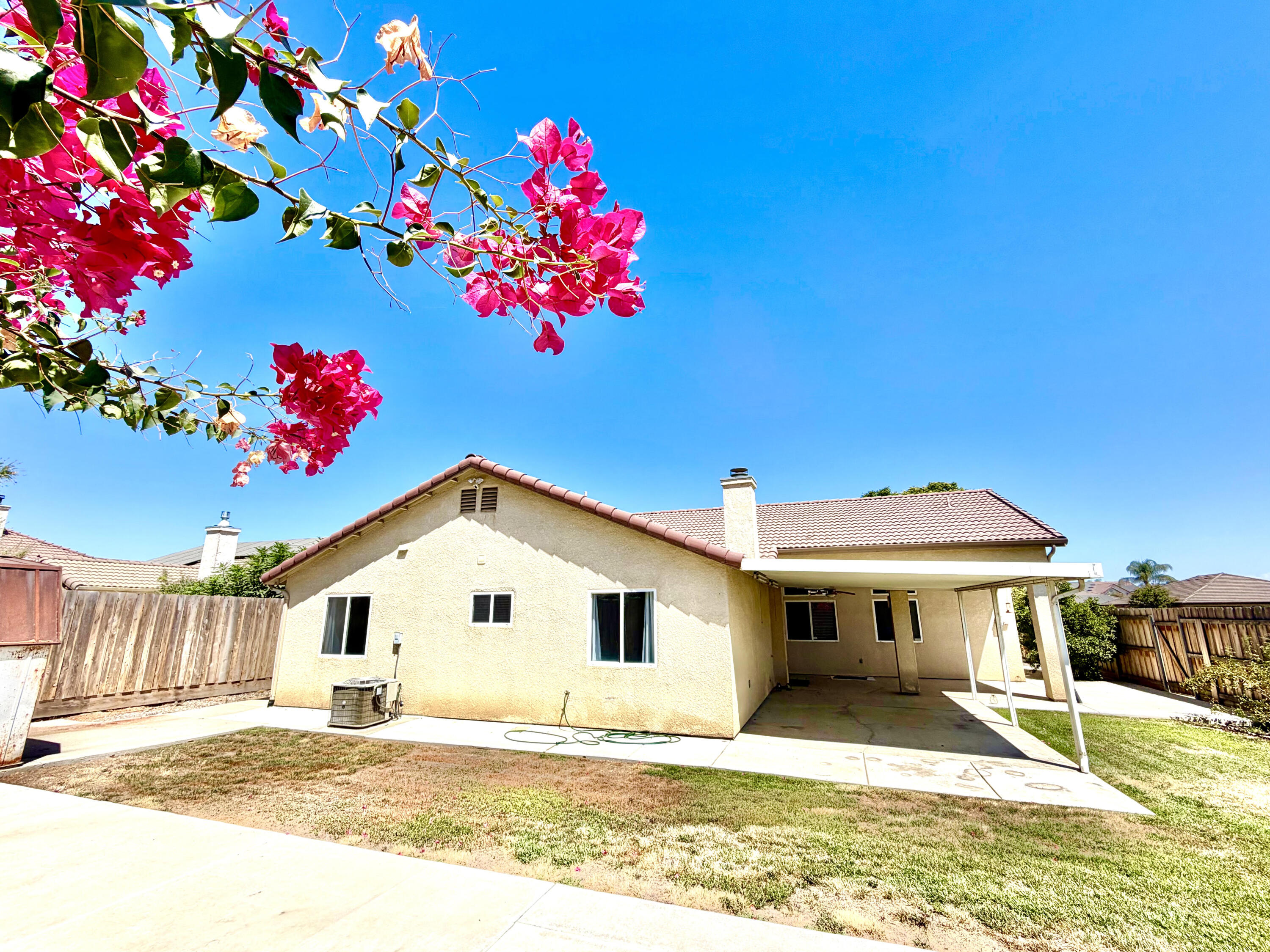 2105 N Charlie Chambers Dr, Hanford, CA 93230