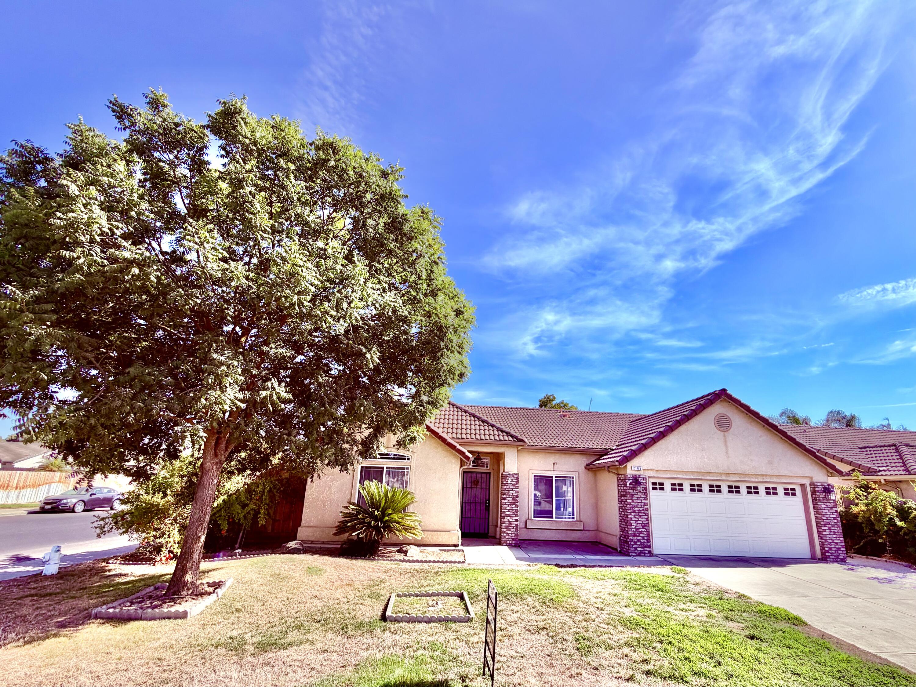 2105 N Charlie Chambers Dr, Hanford, CA 93230