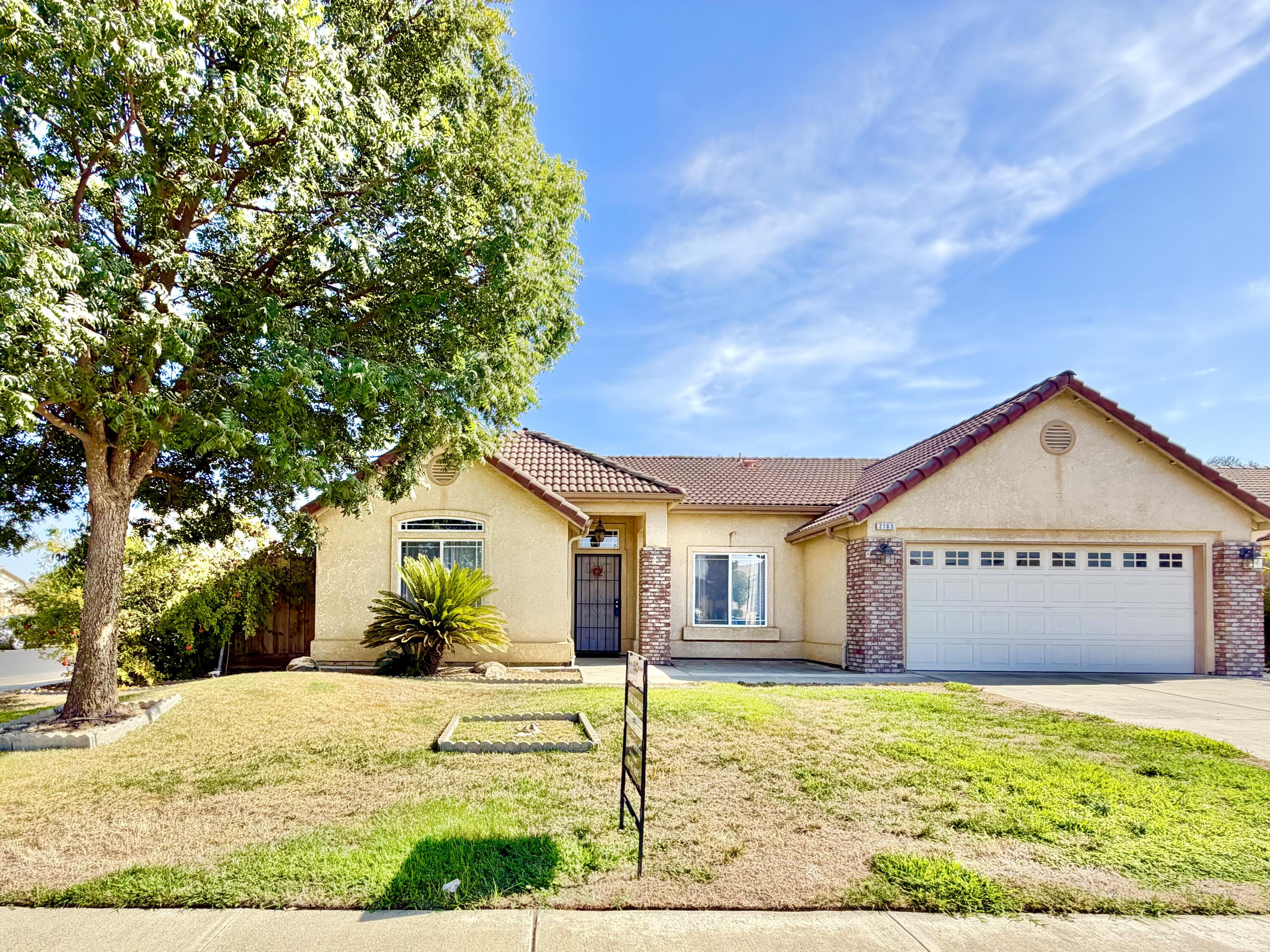 2105 N Charlie Chambers Dr, Hanford, CA 93230